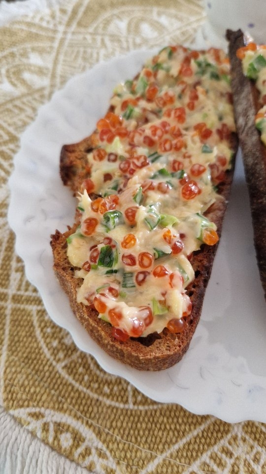 Šią savaitę ir vėl džiaugiamės kepinių rezervacija, tad tuo pačiu primename, kad ir jūs galite ilgiau mėgautis savo kepiniais nepabijodami juos šaldyti 👌
Ta proga, dalinamės kaip šiandien buvo panaudoti mūsų šeimos duonos likučiai 😄
Tikriausiai pats greičiausias ir labai neprastas ryto sumuštinis! Mūsų šeimoje tokie pusryčiai yra favoritas 🏆 nes nepaisant pirktinio majonezo 🙈 yra labai naudingi ir skanūs.
Reikės:
● Bet kurios jums patinkančios duonos (tinka tiek šviesi, tiek tamsi). Aš pagrindui naudojau, žinoma, mūsų pačių Rūgsta ruginę raugo duoną 😊
● Natūralių raudonųjų ikrų (skardinė 95g)
● Parmigiano Reggiano kietojo sūrio
● Šv. svogūno laiškų
● Majonezo
Skanaus! ☀️