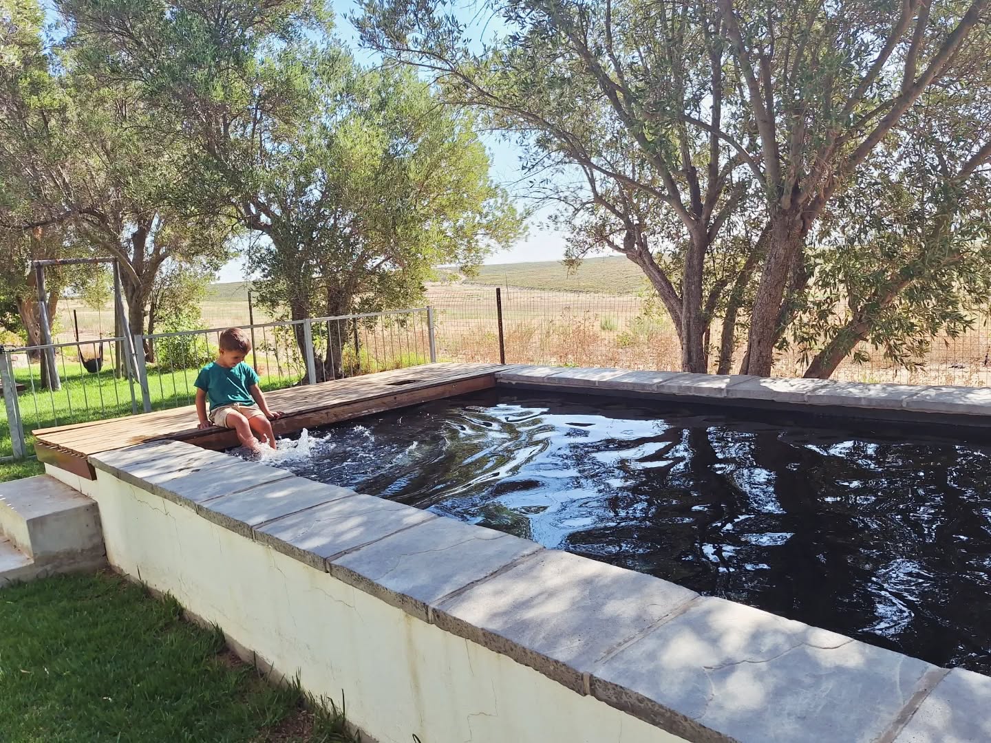 Een paar dagen weg met de familie is nooit helemaal vakantie, want we zijn altijd op zoek naar leuke plekken voor onze klanten.
Hanneke logeerde de afgelopen dagen bij @denneboompaarl buiten Paarl en haar zoontje wilde eigenlijk niet meer naar huis. Het zwembad in de schaduw bood welkome verkoeling in de hitte van Paarl, het spotten van antilopen zorgde voor avontuur en de eindeloze uitzichten maakten het vakantiegevoel compleet.