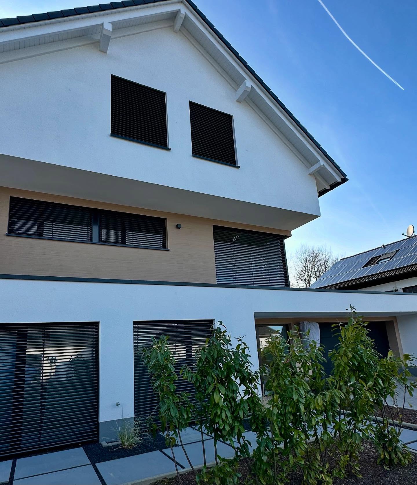 ✨ Modernes Design trifft auf Handwerkskunst ✨
Ihr plant ein Bauprojekt und legt Wert auf hochwertige Fassadengestaltung? Dann seid ihr bei uns genau richtig! Dieses Referenzobjekt wurde mit 2mm Scheibenputz sowie Besenstrich und Kammputz umgesetzt – eine Technik, die Tiefe und Struktur verleiht und das Design perfekt abrundet.
Ein besonderes Highlight ist die gekonnte Kombination verschiedener Putztechniken. Durch den Wechsel in Struktur und Material entsteht ein spannendes Spiel aus Licht und Schatten, das die Architektur noch dynamischer wirken lässt. Die gezielte Variation hebt einzelne Bereiche hervor und sorgt für eine harmonische, aber zugleich markante Fassadengestaltung.
🏡 Perfekte Verarbeitung & stilvolle Ästhetik
💡 Hochwertige Materialien für eine langlebige Fassade
🔨 Individuelle Lösungen für euer Bauprojekt
Fühlt ihr euch angesprochen? Dann meldet euch bei uns – wir sind die richtigen Ansprechpartner für die Umsetzung eures Traumprojekts! 📩
#Fassade #Scheibenputz #Besenstrich #Kammputz #Hausbau #ModerneArchitektur #Handwerk #BauenMitStil