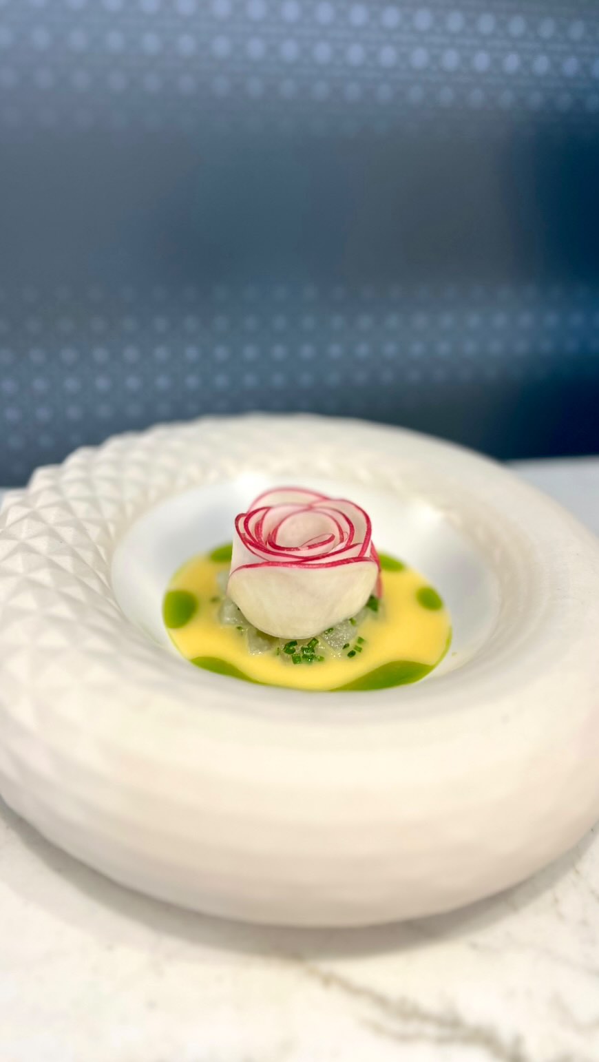 Salt baked turnip, beurre blanc, pickled turnip, chives oil
An easy and super tasty wintry dish
Check out my gronda profile "Sandra Scheidl" for the recipe (link in bio)
@tyrolitlife
@artilugis.studio
@gronda
#recipe #gronda #culinaryarts