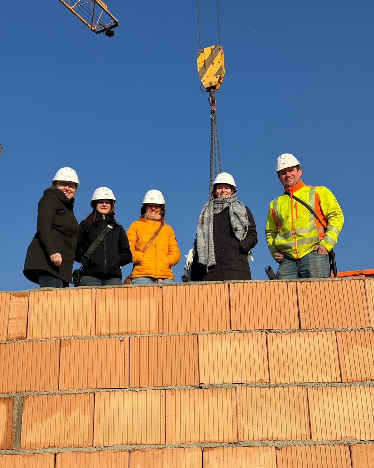 Mayr Bau Damen auf Besuch (oder doch Kontrolle😉?) auf der Baustelle Mörikeweg in Linz! 🏗️