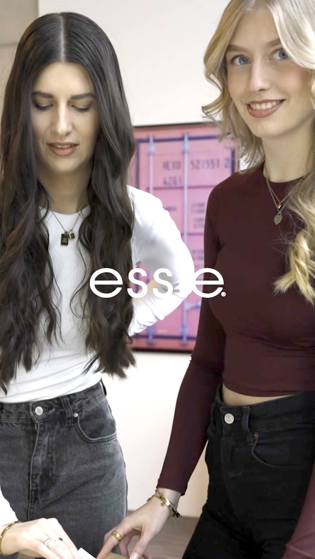 Pünktlich zum Valentinstag kamen unsere @essie Pakete an. 💗💅#galentinesday #nails #essie #girlsgirls #agentur