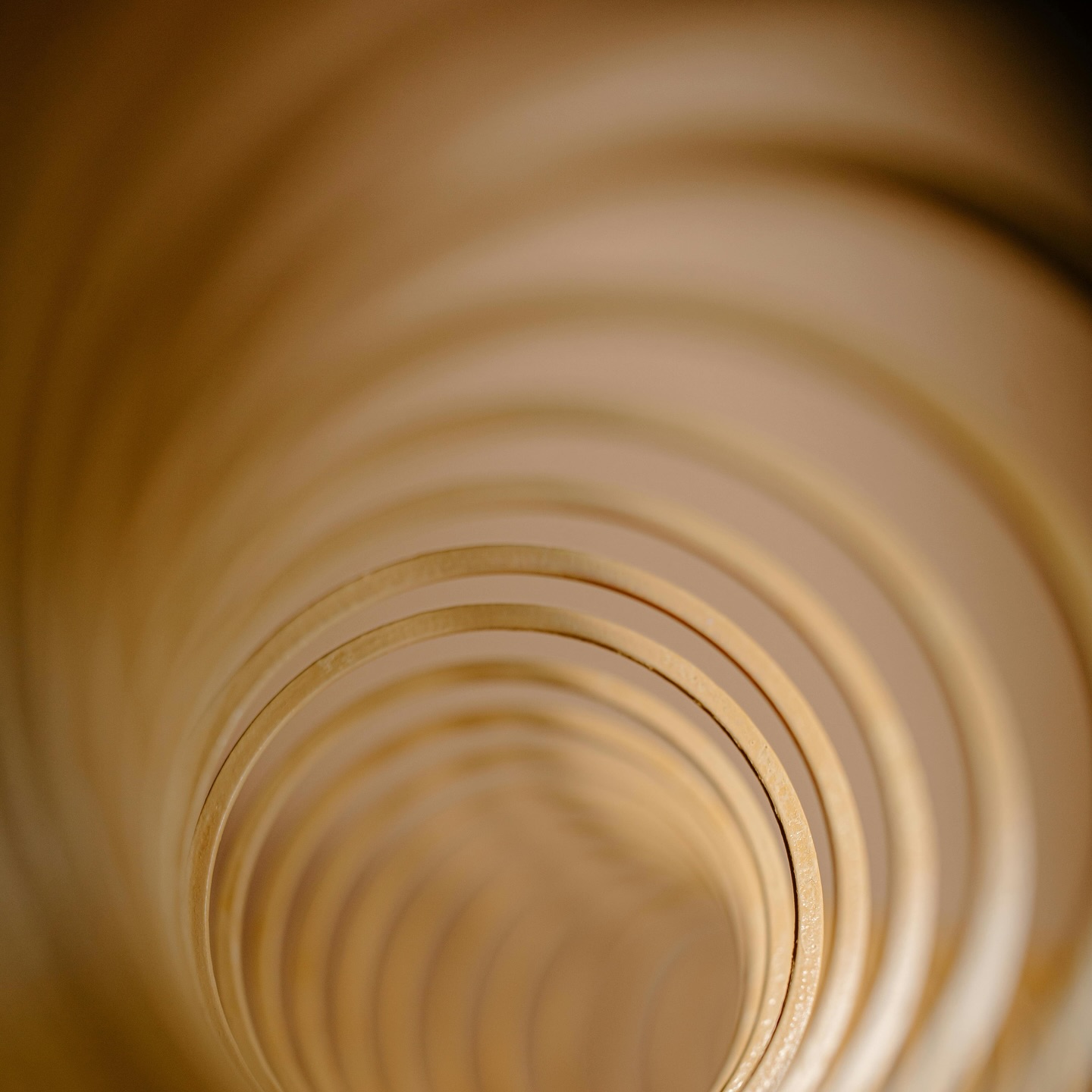 Longtemps, j’ai cru que respirer était juste… naturel. Automatique. Jusqu’au jour où j’ai découvert le yoga, les pranayamas et plus récemment le breathwork. Une révélation !
La respiration est un outil puissant pour apaiser le mental, libérer les tensions et se reconnecter à soi. J’ai senti mon corps lâcher prise, mon esprit s’ouvrir, mes émotions se transformer.
Aujourd’hui, je tiens à mon tour des espaces. Formée et certifiée, je vous accompagne, en individuel ou en groupe, pour vous guider dans cette exploration du souffle et de ses bienfaits.