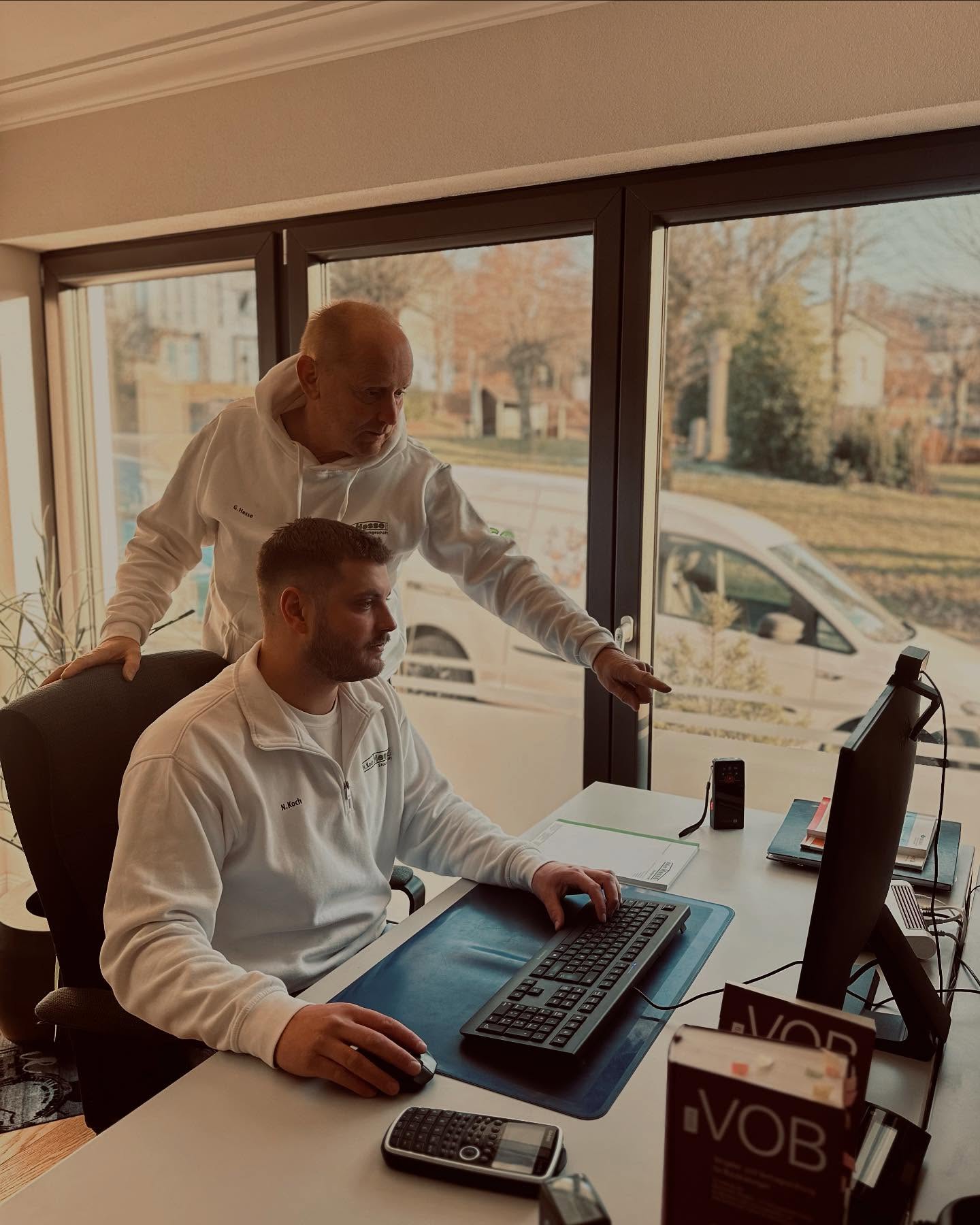 🔹Neuer Name, neue Leitung – gleiche Qualität 🔹
Nach über 60 Jahren erfolgreicher Firmengeschichte geht unser Unternehmen in die nächste Generation: Nikolas Koch übernimmt die Leitung der Koch & Hesse GmbH & Co. KG und tritt damit die Nachfolge von Guido Hesse an.
Die Übergabe bedeutet auch den Austausch wertvoller Erfahrungen. Guido Hesse bleibt dem Unternehmen erhalten und gibt sein Wissen weiter – sei es im Büro oder auf der Baustelle. 👨💻👷♂️
So verbinden wir Tradition mit neuen Impulsen und sichern auch in Zukunft höchste Qualität für unsere Kunden!
#Generationswechsel #KochUndHesse #HandwerkMitZukunft #Stuckateurhandwerk#TraditionTrifftInnovation