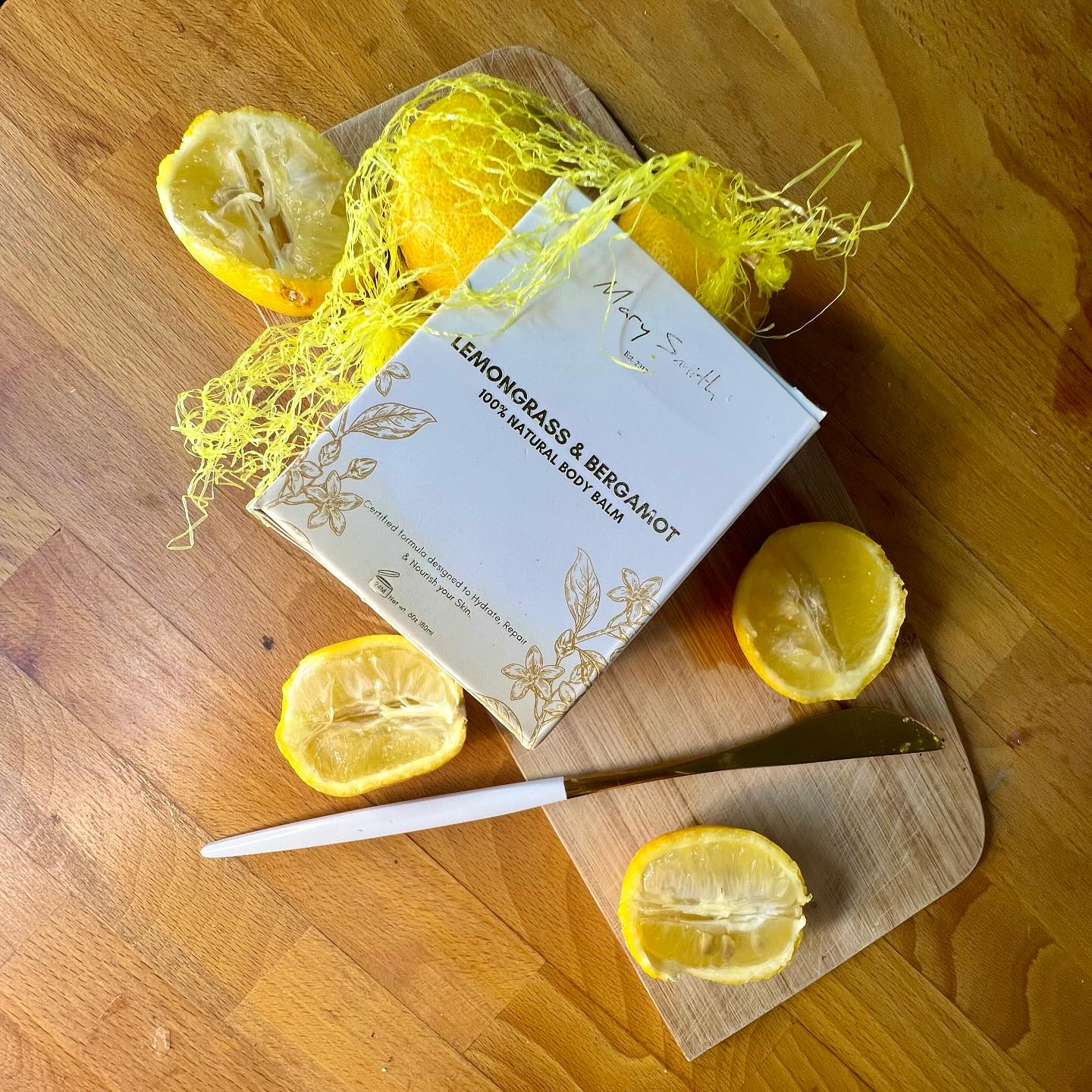 Just as fresh 🍋🍋🍋🍋
Have you tried our lemongraaa, bergamot & geranium scent?
Wake up to a fresh ‘just out the shower’ feel. Invigorating and subtle enough to compliment your other topical scent.
Use from hair to toe ✨
.
#naturalskincare #naturalhair #bodybalm