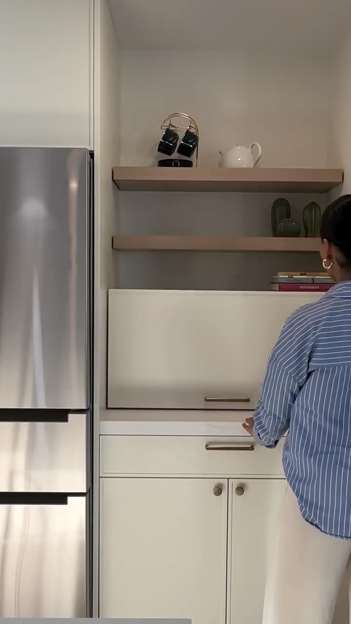 Kichen upgrades! 🔥 Check out this hidden paper towel holder—practical, sleek, and always within reach. Add smart organizers to keep everything tidy and stylish. And the lift-up appliance garage? Perfect for storing blenders, toasters, and more, keeping your countertops clean and clutter-free.
Which accessory is your favorite? 🤩
#kitchendesign #kitchencabinets #homeimprovement #homedesign #kitcheninspiration #kitchenrenovation #bellmontcabinets #sandiegoremodel #sandiegoliving #homeinspiration