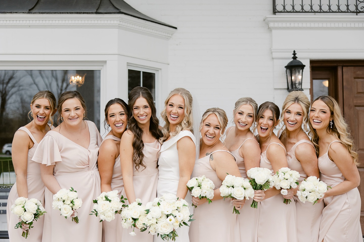 gangs all here 🤍 I love a bride who’s surrounded by her closest ladies!! I also love having makeup artists on speed dial to help assist me with accommodating bridal parties, big & small 🙌🏼✨
Do you like the trend of bigger bridal parties, or more of a close bit group!?
photo- @amandadonahophotography
makeup- @muachelseakay
assist- @mocasesthetics
hair- @kbb.babes
venue- @blackirisestate
#midwestmakeupartist #indianabridalmakeup #bridalmakeupartist #indybrides #indianawedding