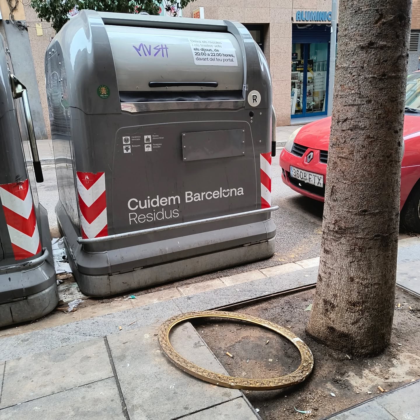 Podría de ser un espejo, o de algún tipo de retrato antiguo. Dañado y todo, quienes se desprenden de él siguen creyendo que merece una segunda oportunidad.