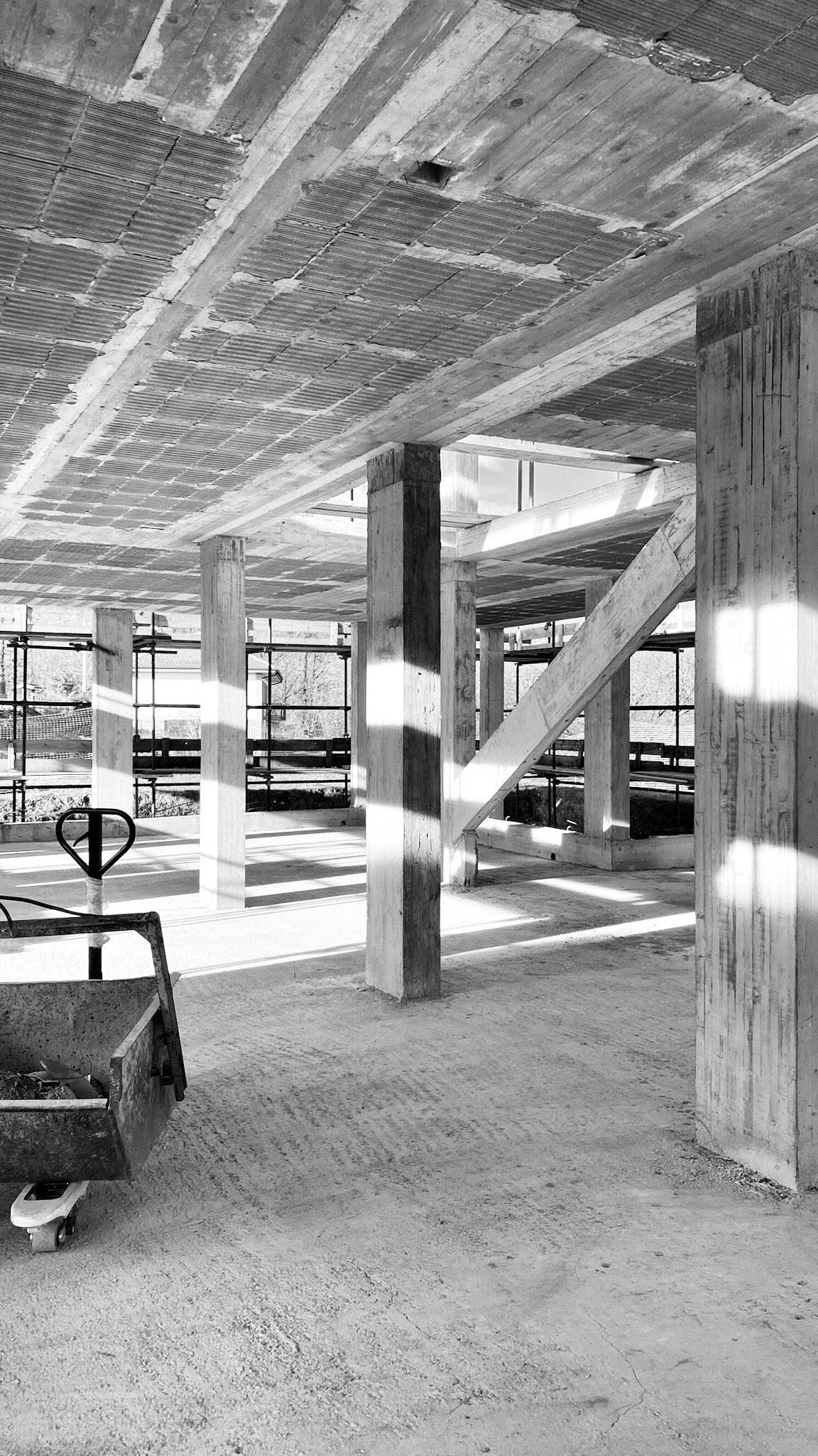 Avanti tutta! Strutture completate… aspettiamo il tetto ➡️
#apiuaarchitetti #cantiereedile #villa #cantiere #torino #architettitorino #inprogress #incostruzione #architetturamoderna #structuraldesign #cementoarmato