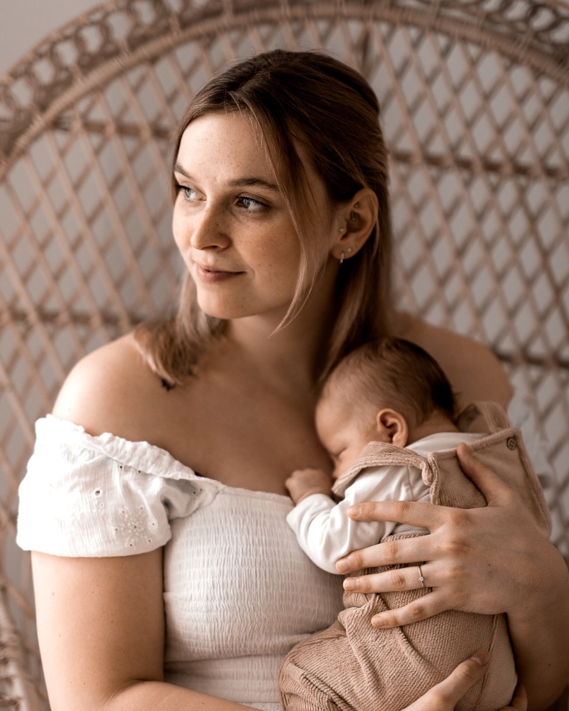 Kennst du diese Gedanken?
„Ich schaffe das nicht… und sehe doch sowieso total fertig aus.“
Die erste Zeit mit einem Neugeborenen ist wunderschön, aber auch anstrengend.
Schlaflose Nächte, ständiges Stillen, volle Windeln – da bleibt kaum Energie für irgendetwas anderes.
Und dann auch noch ein Fotoshooting? In dem Chaos fühlst du dich vielleicht alles andere als bereit, vor die Kamera zu treten.
Vielleicht denkst du sogar: „Ich sehe so müde aus, das wird doch sowieso nichts…“
Aber genau deshalb bist du bei mir richtig. Du musst dich um nichts kümmern.
Komm einfach, wie du bist – in Jogginghose, ungeschminkt, müde, ganz egal. Ich habe wunderschöne Kleider für dich, kümmere mich um dein Styling und sorge dafür, dass du dich wohlfühlst. Mit sanftem Licht, meiner Erfahrung und ganz viel Ruhe entstehen natürliche, liebevolle Bilder, in denen du dich selbst auf eine neue Art sehen wirst.
Du wirst nicht perfekt gestylt sein, weil es ein Fotoshooting ist. Sondern weil du es als Mama verdient hast, dich schön zu fühlen – gerade in dieser besonderen Zeit.
Was sind deine Gedanken zum Thema Neugeborenen-Fotoshootings oder was hält dich noch davon ab?
Lass es mich gerne in den Kommentaren wissen.
Schreib mir eine Nachricht, wenn du mehr über meine Neugeborenen-Shootings erfahren möchtest!
Ich freue mich schon, von dir zu hören…🤎
#Neugeborenenfotos #Babyfotos #Newbornshooting #Neugeborenenshooting #Babyfotografie #Neugeborenenfotografie #Familienerinnerungen #MamaSein #Neugeborenenglück #Babyzauber #NatürlichSchön #MamaAlltag #EntspannteFotos #FotografieMitHerz #ErinnerungenFürImmer #MomenteFürDieEwigkeit #HamburgFotograf #FotografHamburg #Rahlstedt #HamburgMomlife #NewbornHamburg #FamilienfotografieHamburg
TAGESLICHTSTUDIO
FOTOGRAFINHAMBURG
FAMILIENFOTOGRAFIN