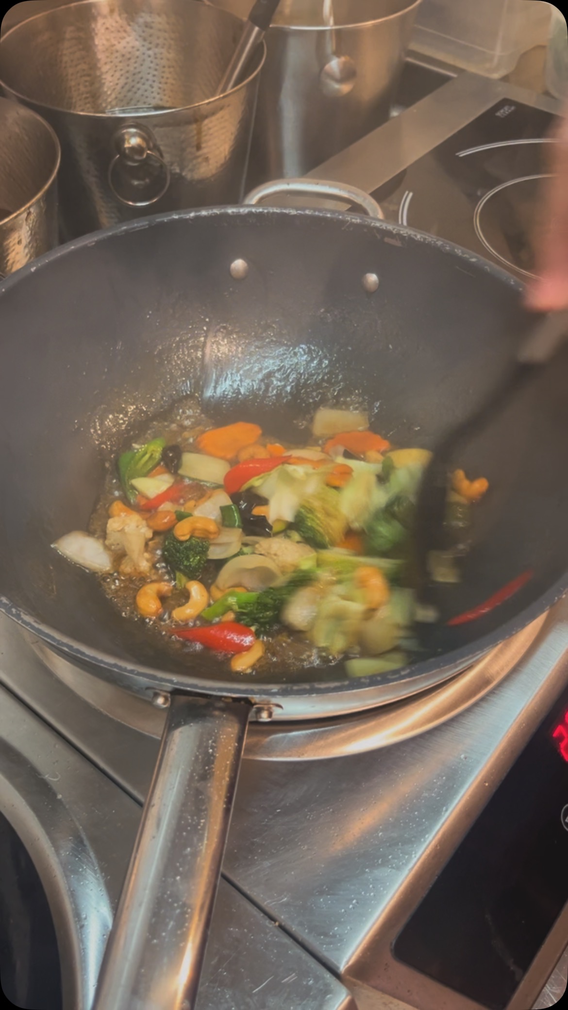 3-2-1 und los! Hol dir in der kalten Jahreszeit die Thai Hitze (wer es will und kennt, bestellt scharf😉) Jetzt auf Lieferando oder Wolt im 23. Bezirk und Umgebung.
Wer chillen will, kann auch ins @gleisgarten kommen🍺