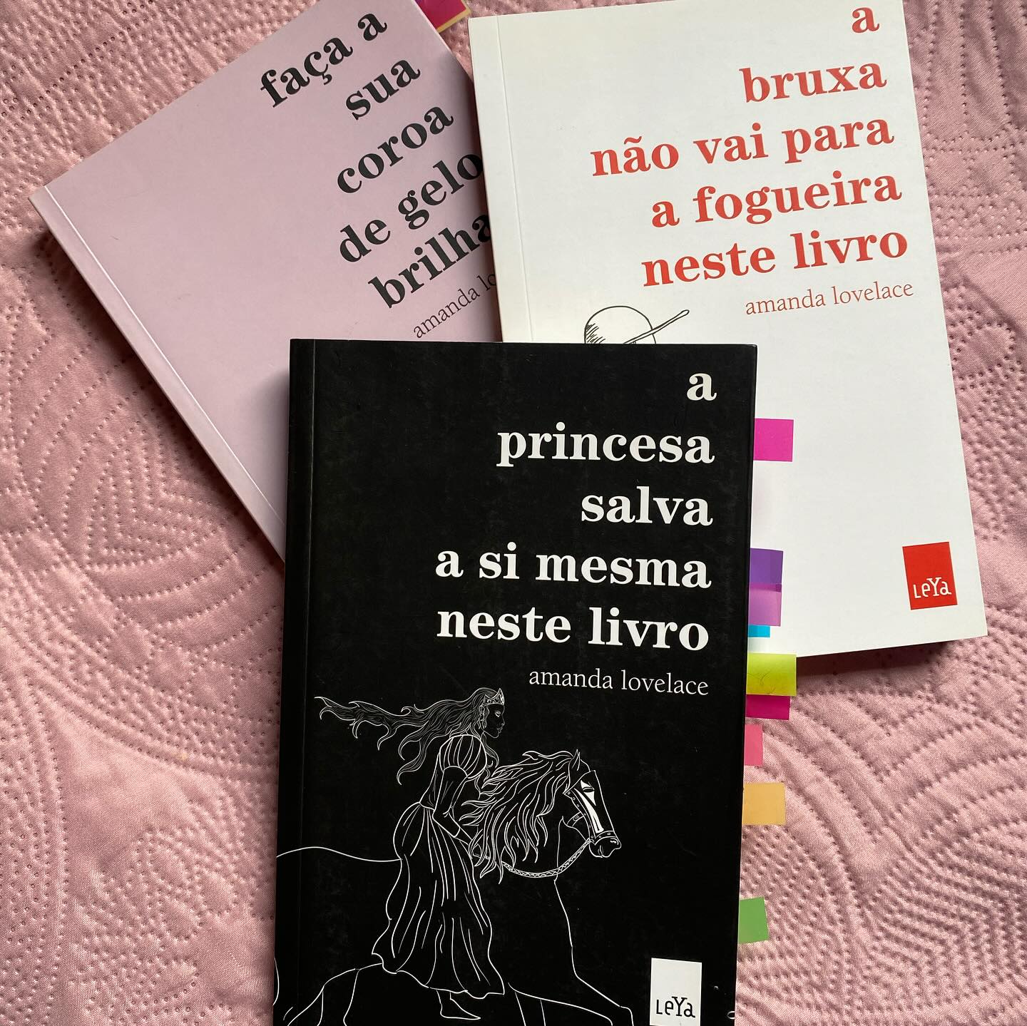 Amanda Lovelace e seus poemas💕
Sempre do mesmo modo com a escritora de poemas Amanda Lovelace.
A poesia da escritora Amanda Lovelace é simples. Após ler três livros: “A princesa Salva a si mesmo neste livro”, “Faça a sua coroa de gelo” e “A bruxa vai não vai para a fogueira neste livro” pude perceber que o roteiro dos três livros são os mesmo, nada de novo ou algo que me desse entusiasmo para começar um quarto livro, entretanto, aprecio o modo que a autora prega e força o empoderamento em seus livros, alertando as mulheres sobre abusos nos relacionamento e familiares. Ficando nítido que seja algo que a autora viveu de perto.
De todos os livros que li até hoje da Amanda Lovelace, recomendo “A princesa salva a si mesmo neste livro”, pois acredito que neste livro especificamente tem um certo requinte em suas poesias, a autora conseguir levar para um lugar especial, mesmo, tendo o mesmo roteiro dos outros e sendo o mesmo de sempre.
É como sempre dizem: arroz e feijão todo dia pode enjoar, mas se bem feito pode e adicionando acompanhamentos fica diferente.
Leia está resenha também pelo Blog atrás do link que está na Bio.🫶🏾
#resenha #poemas #amandalovelacepoetry #amandalovelace #poerty #poemas #trilogia #livros #resenhaliteraria #editoraleya #poemasdeamor