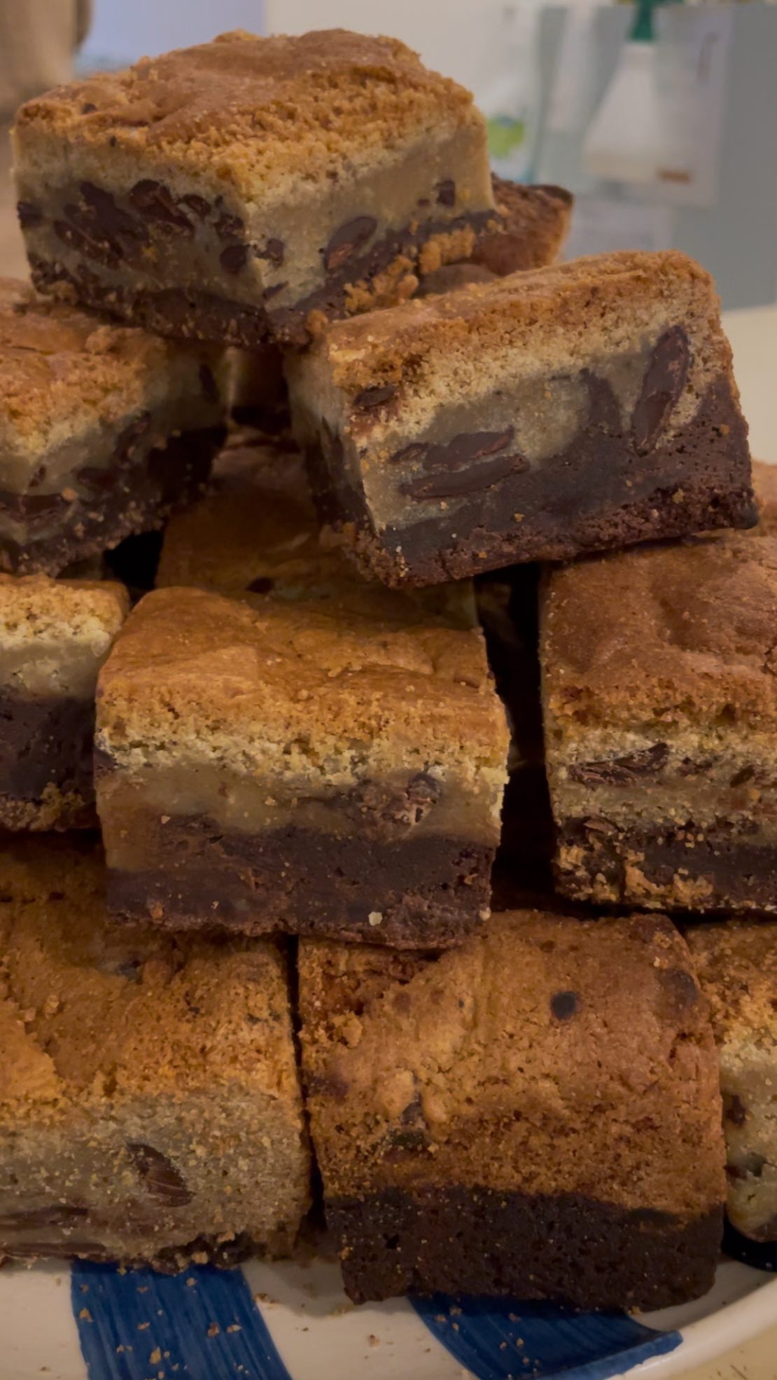 Petite commande traiteur de 1500 sablés pour @fioko.shop demain 🌻
(Promis on n’a pas compté les cassés)
Pour les gourmands on se retrouve jusque 18h30 demain à Opéra ♥️🍫
#Culotteecafe #culotteeopera #pastries #coffeeshop #paris2