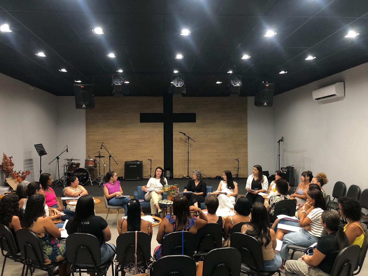 Confira o registro do nosso último encontro de mulheres!
No dia 08/03 teremos mais! Vamos celebrar o Dia da Mulher aprendendo, de forma bíblica e prática, como ser uma mulher sábia.
Não perca essa oportunidade de crescimento! Esperamos por você! Que Deus te abençoe!