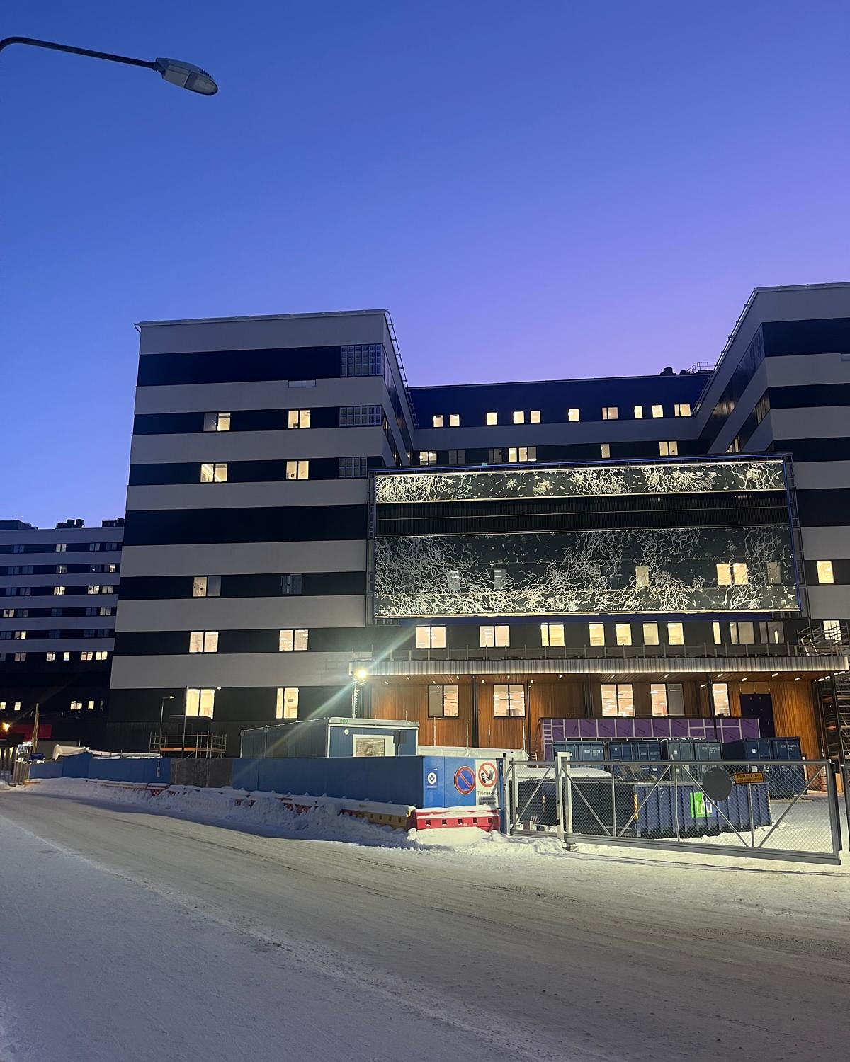 Under veckan som varit har vi fått vara i Uleåborg på installation av RFID-patientskåp på Uleåborgs universitetssjukhus, medan resten av teamet har hjälpt #PSasennuspalvelu med att klä in hörnen på en industrihall med plåt efter en Paroc-elementmontering 💪🏼