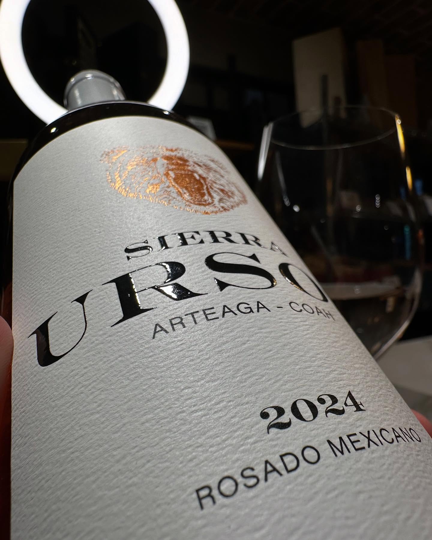 Sierra Ursos rosado 2024.
🇲🇽 Sierra de Arteaga, Coahuila.
🍇 malbec
🏺joven
#winestagram #winelover #instawine #winetasting #wine #catavino #wineporn #winetime #winegeek #wineinfluencer #wineoclock #cheers #sommelier #mexico #arteaga #coahuila #malbec #vinorosado #rosewine
