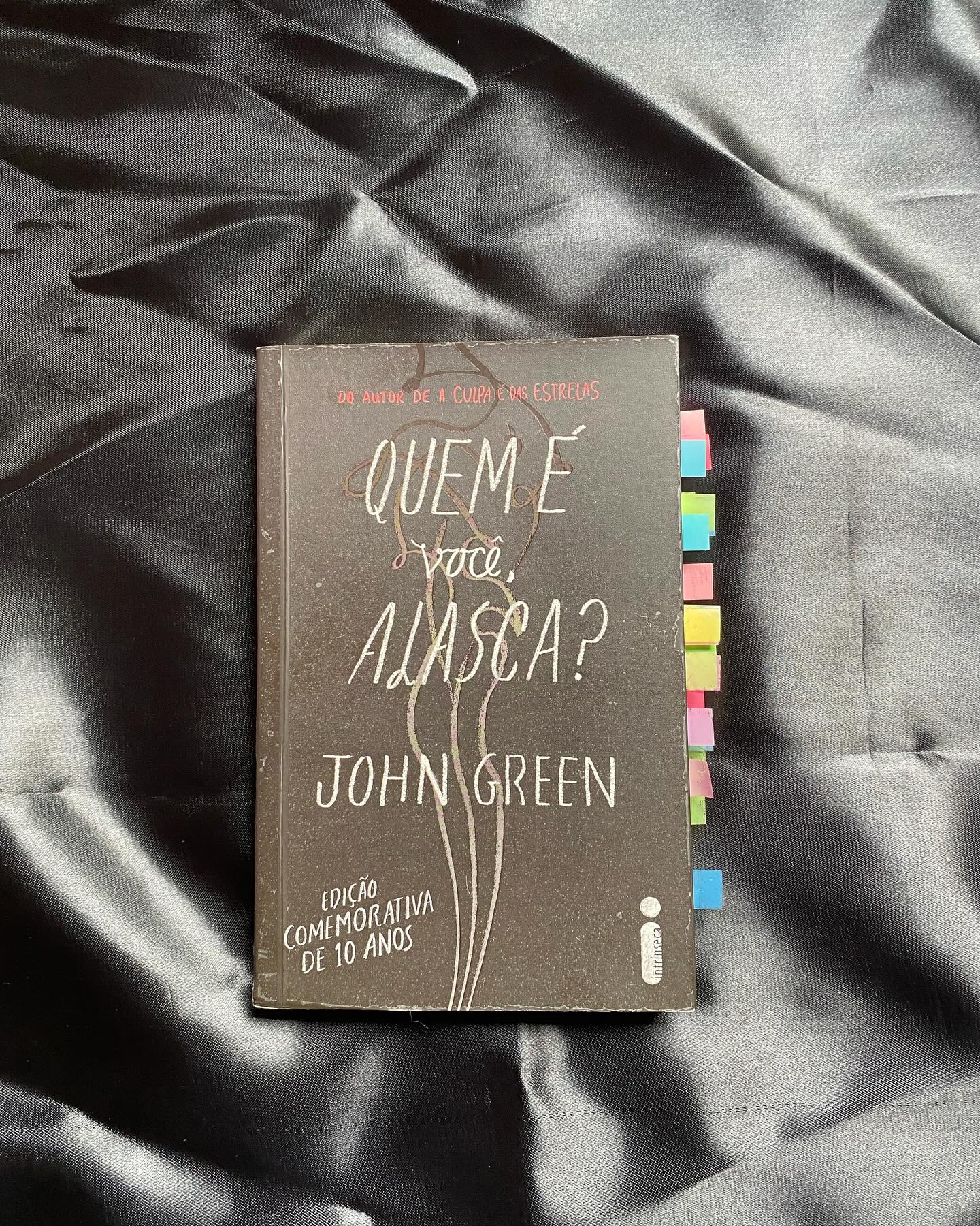 🏔️“Não dá para simplesmente ficar prolongando certas coisas para sempre. Chega um momento em que o melhor a fazer é arrancar o Band-Aid. Isso doi, mas depois passa, e então vem o alívio.” Frase do livro de Jonh Green.
🏔️Quando conhecemos uma pessoa com personalidade diferenciada, tudo que queremos saber é: quem é essa pessoa? O que ela gosta é do que não gosta? Como podemos ser amigos? E como conviver de uma forma civilizada? Bem, são perguntas que não funcionam com qualquer pessoa.
🏔️Foi assim que Miles Halter se sentiu quando viu Alasca Young pela primeira vez, pode dizer que se apaixonou? Sim, com toda certeza. E quem não iria se apaixonar pela Alasca?
🏔️Quem é você, Alasca? John Green nos faz entrar na vida de jovens adolescentes que estudam em uma escola interna, mais precisamente na vida de Miles Halter, que está cansado da sua vida na Florida e pede aos pais para o colocarem na famosa Escola Culver Creek, instituição na qual o seu pai já tinha estudado quando jovem. Lá ele vai em busca de aventura e de novas descobertas. E acaba encontrando Chip Martin, que seria dali para frente um grande amigo, e Alasca Young pelo qual se apaixonaria. Entre estudos e se divertir com os seus amigos, a perda chega mais rápido do que parece para Miles. E saber conviver com isso pode ser mais difícil do que parece.
🏔️Green escreveu este livro após os ataques de 11 de setembro, que aconteceram contra as torres gêmeas em Nova York, em 2001. Ele disse que, naquela época, muitos especialistas e psicólogos diziam que os americanos iriam ver as suas vidas como antes e depois dos ataques. E foi isso que ele queria trazer para o livro, um antes e depois de um grande fato que iria mudar a vida daqueles jovens. Como um antes e depois que tem a possibilidade de mudar a vida de qualquer pessoa.
Leia a resenha completa através do link na bio.
#jonhgreen #resenha #resenhaliteraria #quemévocêalasca #adolecencia #antesedepois #bookstagram #book #livro #leitura #leiturajuvenil #lermaislivros #writer #leitura #feed