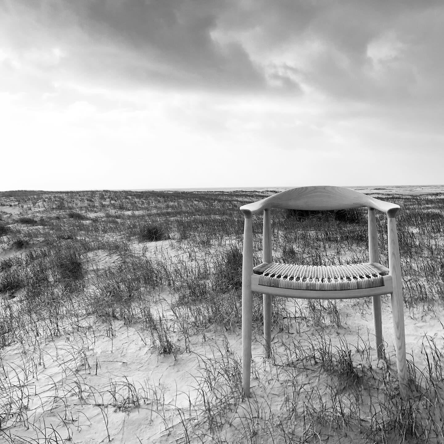 Hans J. Wegners PP501 – En mesterskabelse i design og håndværk
PP501, også kendt som “Den Runde Stol”, er et af Hans J. Wegners mest ikoniske designs. Skabt i 1949 og håndlavet af PP Møbler, står stolen som et mesterværk inden for dansk møbelkunst.
Med sin elegante, organiske form og kompromisløse håndværk blev PP501 verdenskendt, da den blev brugt i den berømte tv-debat mellem John F. Kennedy og Richard Nixon i 1960. Den enkle, men raffinerede konstruktion gør den ikke bare smuk fra alle vinkler – men også utrolig komfortabel.
#HansJWegner #PP501 #DanskDesign #TidløstHåndværk #Møbelklassiker #skandinaviskdesign #ppmøbler #møbelhuset2 #scandinaviandesign #indretningsinspiration