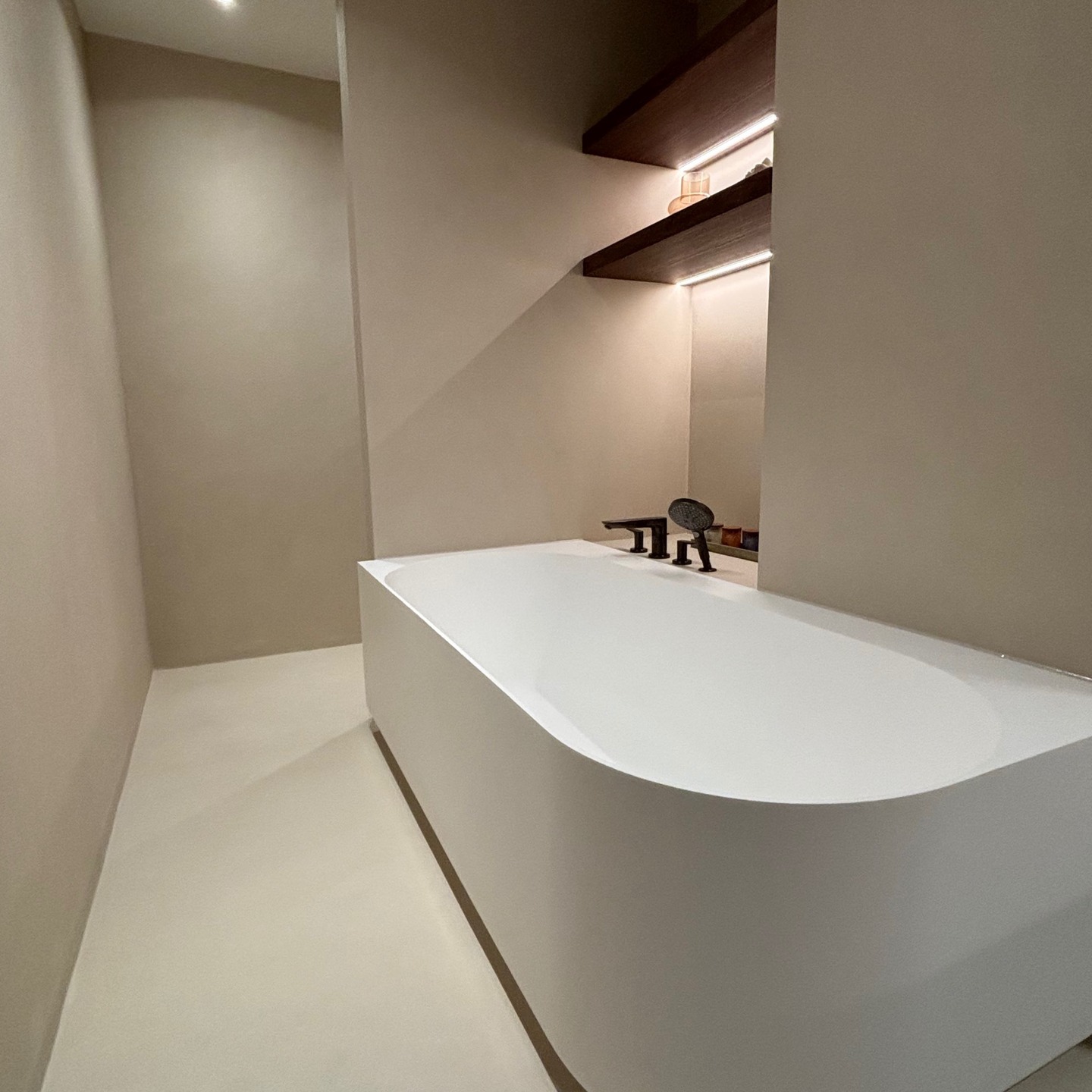 Een badkamer afgewerkt met microcement van Resistone, kleur Caliza. Volledig waterdicht, naadloos en onderhoudsvriendelijk.
#microcementodesign #microcement #microcementfloors #leefbeton #leefbetonvloer #gietvloer #gietvloeren #resistone_microcemento #microtopping #woonbeton #badkamerinspiratie #badkamer #mortex #betonstuc #betonstucco #stucco #badkamerinspiratie #badkamerrenovatie