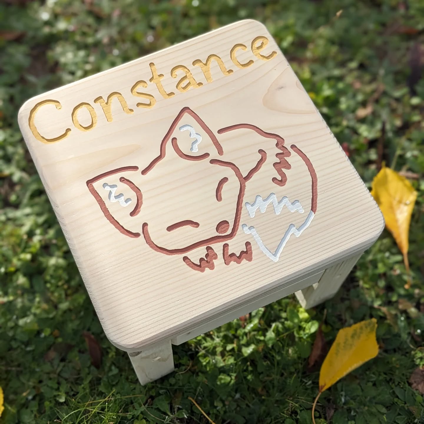 La mignonnerie de ce tabouret 😍😍
#ideecadeau #deco #tabouret #wood #bois #gravure #peinture #madeinfrance #mayenne