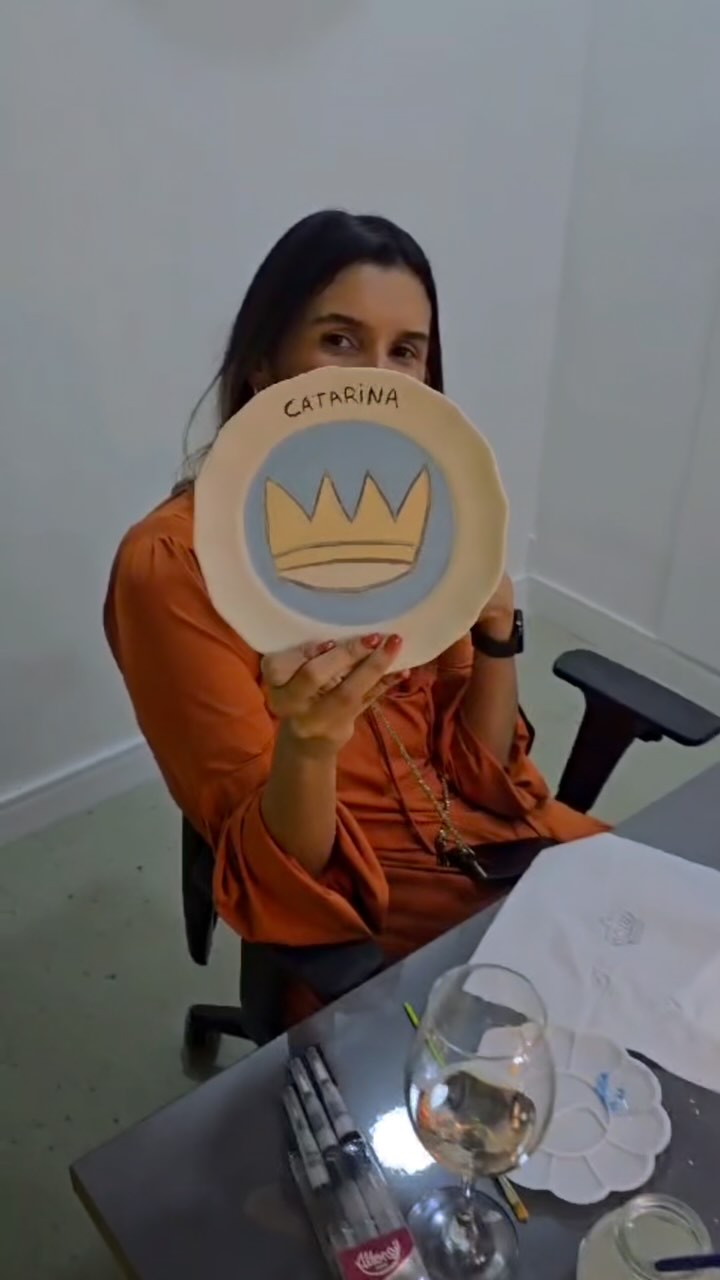 🍷🎨 Ontem vivemos uma tarde inesquecível no Studio Zuhause!
Cercados por boa companhia, arte e sabores incríveis, celebramos a união perfeita entre cerâmica, vinho e gastronomia.
Tivemos o privilégio de explorar a técnica de baixo esmalte (underglaze) sob a orientação da talentosa @carolinahernandes.arte, enquanto degustávamos rótulos selecionados da @bacalhoa, guiados pela expertise da @kvilela. E para completar a experiência, delícias preparadas pelo incrível @cheflucasmadris, que elevou ainda mais a nossa noite.
Cada detalhe fez desse encontro algo único, e o melhor é que conseguimos registrar tudo para compartilhar com vocês!
📱 Quer acompanhar nossos próximos eventos? Siga nossa página aqui no Instagram e fique por dentro de tudo!