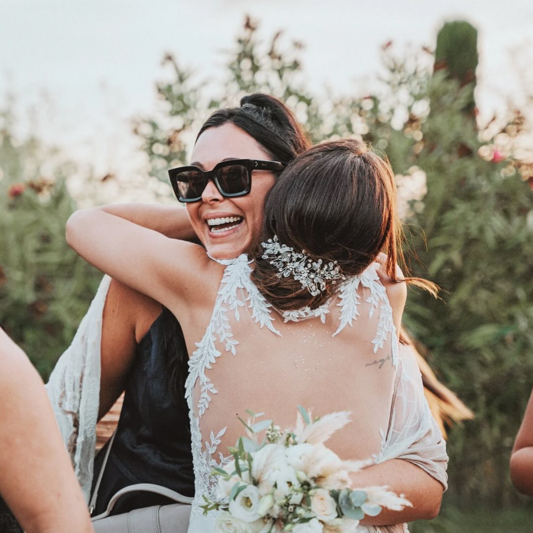 ✨ Il y a des instants qui restent gravés à jamais…
J & J 🤍
Des moments suspendus où le temps semble s’arrêter, laissant place à l’émotion pure 🥰
Photographe : @ajb.weddings
#momentpresent#weddingday#lieudereceptionmariage#masdesaureliens#emotions
