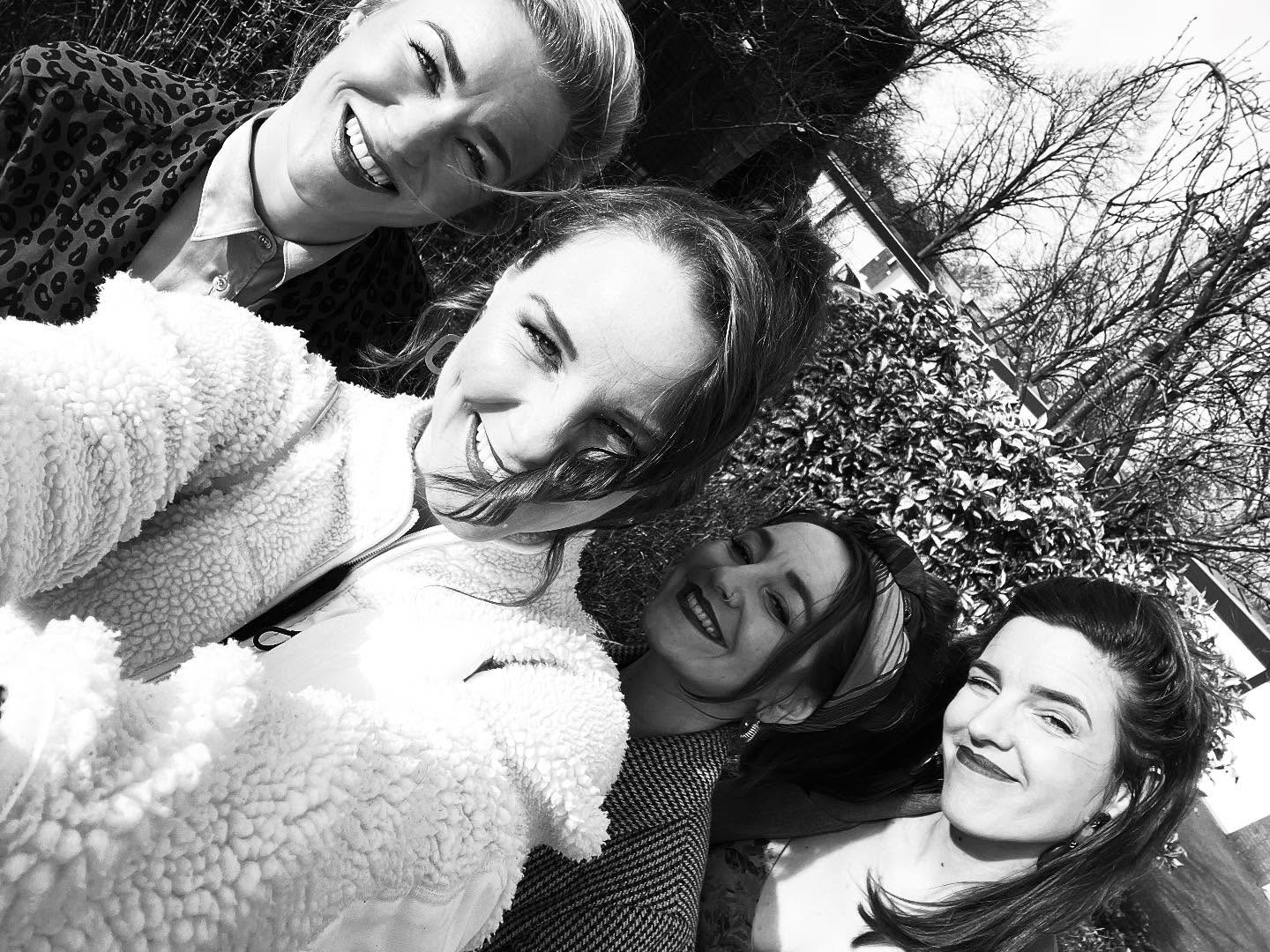 • 100 jaar •
Wauwie! Oma An werd 100 jaar en daar waren wij bij! 🥰 Namens haar geliefden mochten wij een lied op maat zingen, speciaal voor An. Daarna nog een uurtje borrelsetting voor alle aanwezigen; wat een fijne middag! ☀️
Oja, haar geheim: “Niet achter de geraniums gaan zitten.” We zullen het onthouden, op naar de 105! 💪🏻
#optreden #tekstopmaat #liedopmaat #zingen #vocalgroep #boeking #closeharmony #muziek