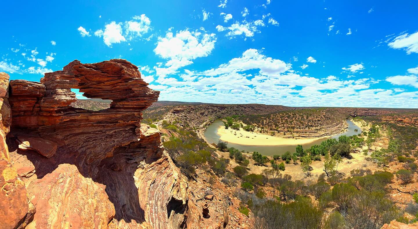 A Window Worth the Hike! 👣 🌄
📍Kalbarri National Park, WA
📸: @phelsumas.ch @jared8m @nii2297
#explorewa #roadtripaustralia #natureswindow #outbackviews #toyotahilux #trayoncampers #beachsunset #sunsetlandscape