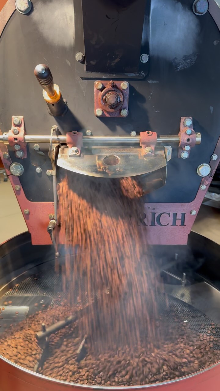 3…2…1… and FRESH BEANS DROP! ☕🔥 Watch as these freshly roasted beans hit the cooling tray straight from the drum roaster—locking in peak aroma, flavor, and that perfect roast profile. This is the magic behind every cup of 11th R Coffee—crafted for your 12th-hour heroics.
Tag someone who needs to smell this through the screen! 👃🏽✨
#FreshRoast #SpecialtyCoffee #CoffeeRoasting #12thHourHeroics #11thRCoffee #BeanDrop #coffeemagic