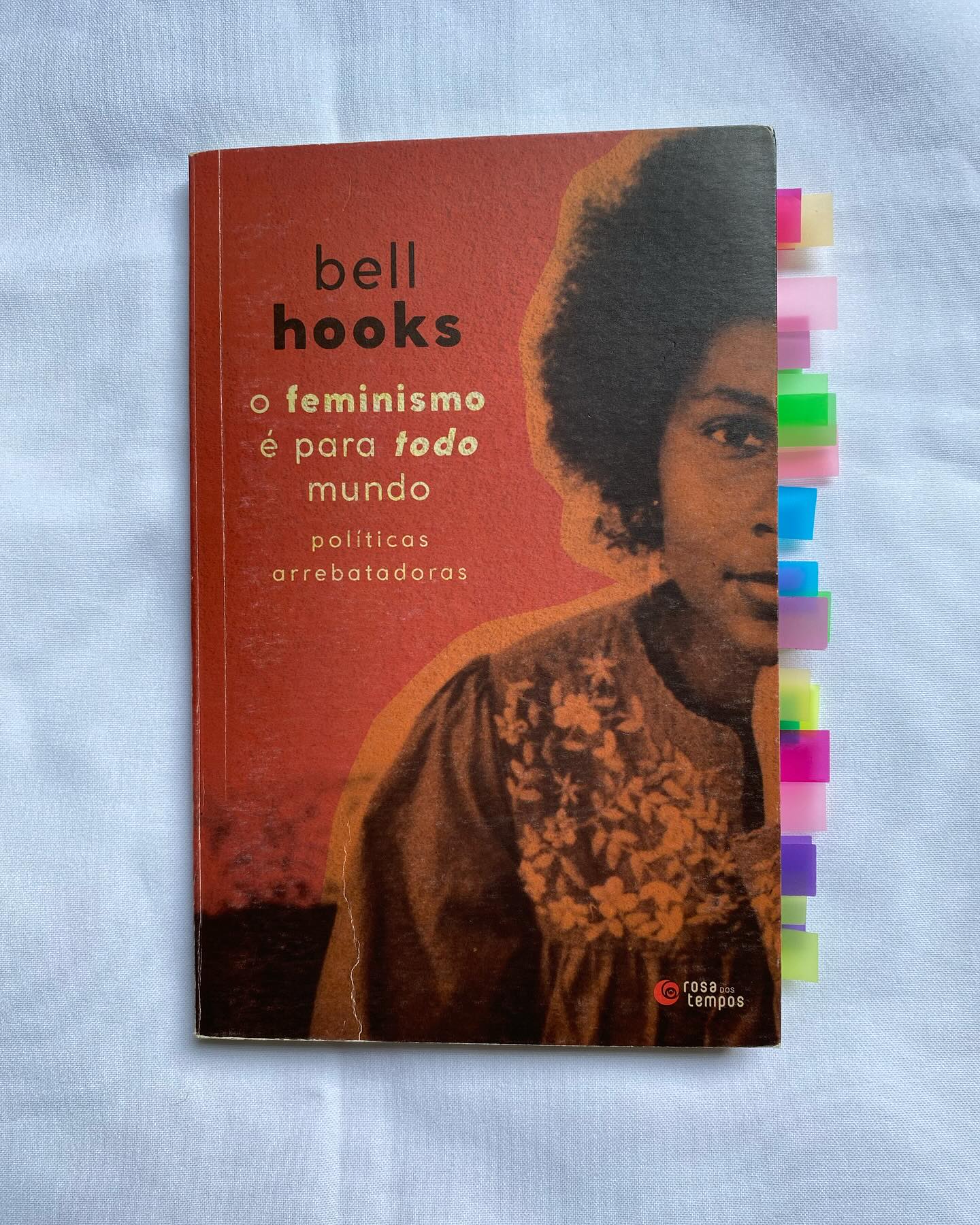 Um livro sobre feminismo em suas mais diversas vertentes, mostrando mesmo assim que a cor sempre estará em frente.
Um dos principais motivos que fizeram bell hooks escrever esse livro foi que os demais livros feitos onde o tema central é o feminismo são muito complexos, e nisso ela não estava errada. Então, decidiu escrever algo simples para que mulheres de todas as classes sociais pudessem ler e entender a mensagem passada. Assim, o feminismo seria passado para mais mulheres.
Em O feminismo é para todo mundo: políticas arrebatadoras, bell hooks deixam exposto o seu ponto de vista do feminismo feito por uma mulher negra, que presenciou o crescimento populacional do feminismo nas décadas de 60s e também a pequena queda nos anos 90s.
Em um livro que aborda várias vertigens de classe social, gênero, sexualidade e raça, mostrando que o feminismo tem que ser muito mais plural para poder agregar todas as mulheres que existem nessa imensa sociedade.
Leia está resenha também pelo Blog atrás do link que está na Bio.
#resenha #resenhasliterárias #bellhooks #feminismo #feminismonegro #feminista #mulhernapolitica #society #sociedade #bellhooksquotes #book #bookstagram #instagram #feedfeed #editorarosadostempos #bookinstagram