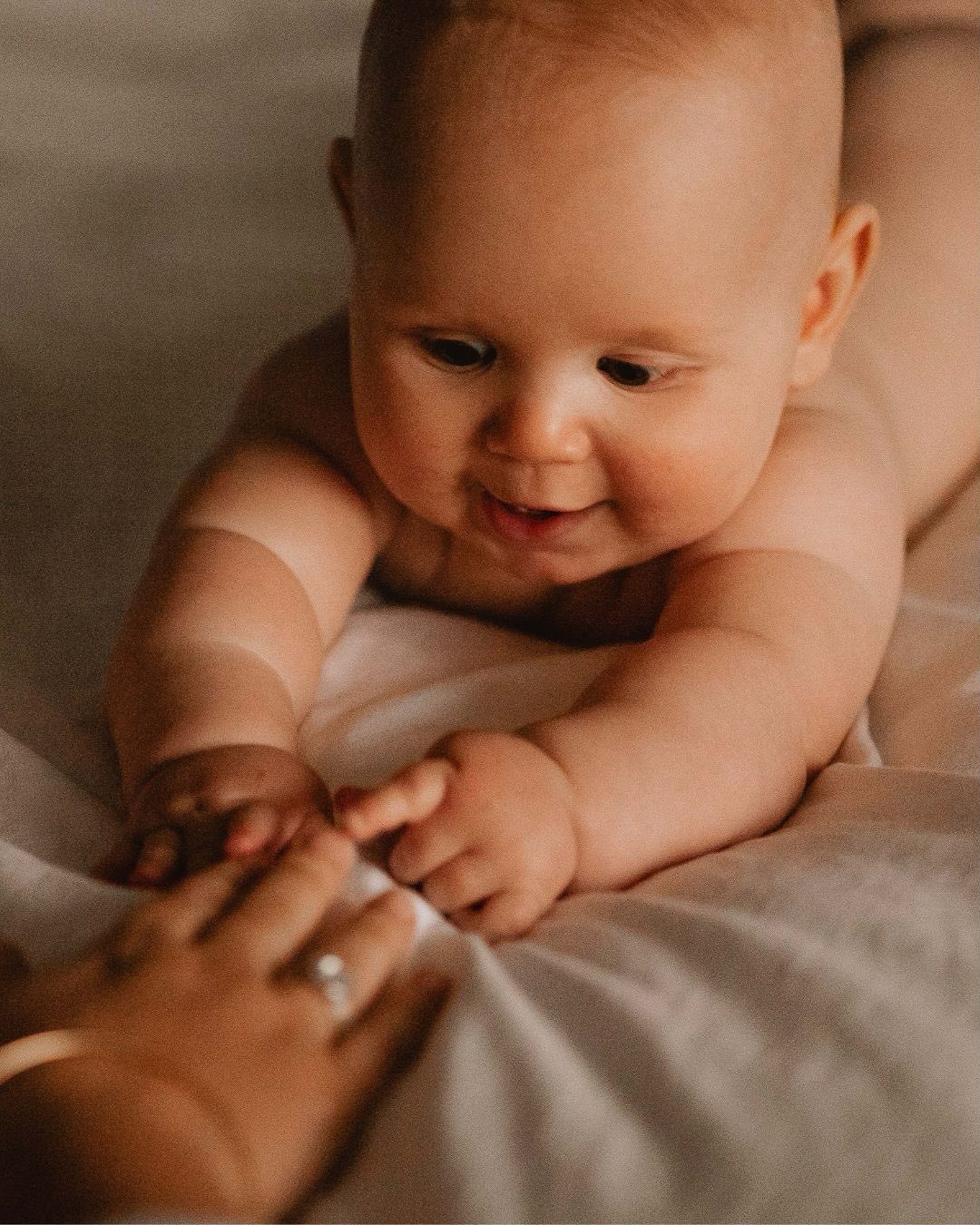 ✨Ces petites mains qui s’accrochent aux votres, ce regard rempli de confiance et d’amour…
Et cette bague 💍 : ce cadeau de naissance offert à cette maman après avoir donné la vie, par ce papa si fier, que ces petites mains ne cessaient d’attraper… Une symbolique forte 🥹
Merci de me faire partager ces instants précieux, de peau à peau, d’intimité, d’allaitement. Ces séances remplies de lien, d’amour, qui te mettent des frissons .🥹🫶✨
#photographemontauban
#leslysouletphotographe
#photographegrossesse
#photographenaissance
#photographenaissancemontauban
#photogrossessenaturelle #photographelifestyle #futuremamanmontauban #futuremaman2025
#motherwood