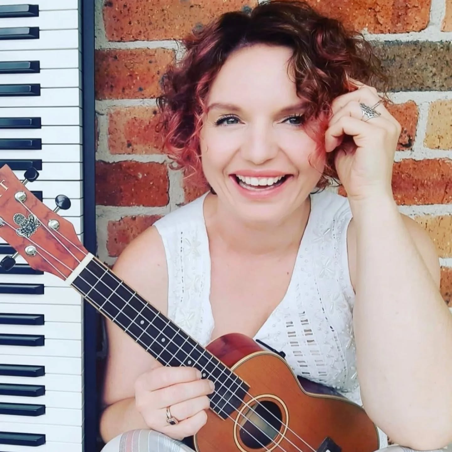 Ooooo, I š©· a double gig weekend!!!
Saturday catch me on the sunny deck at Culburra bowling club at 4.30pm.
Sunday I'll be playing whilst you beach and brunch at @saltandspencermollymook starting at 10am.
Should be a sunny one. š
Xoxo