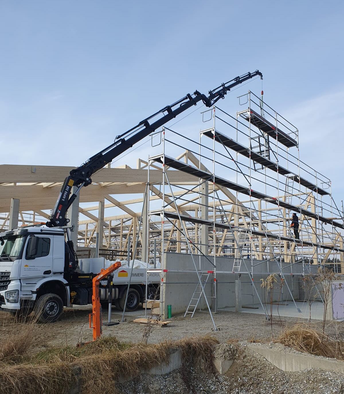 HOLZBAU IN AKTION!💪🏽🔥
In Vogtareuth stellen wir gerade eine große Maschinenhalle auf.
Die Holzkonstruktionen & Seitenwände haben wir bereits in der Werkstatt vorbereitet - jetzt geht´s an den Aufbau!🏗️⚒️
Es ist immer ein besonderes Gefühl, wenn auf der Baustelle alles zusammenpasst und man sieht, was in den letzten Tagen in der Fertigungshalle entstanden ist.😍 Schritt für Schritt wächst ein stabiles und nachhaltiges Gebäude.
Mehr dazu bald – wir halten euch auf dem Laufenden!
#maschinenhalle #holzbau #handwerk #zimmererarbeiten #arbeitenmitholz #lkwkran #manitou #landwirtschaft #zimmereiniederthanner #zimmerer_auf_insta #zimmerertreffpunkt #holzbauinaktion #cadplanung #großesprojekt #rosenheim #inntal #vogtareuth