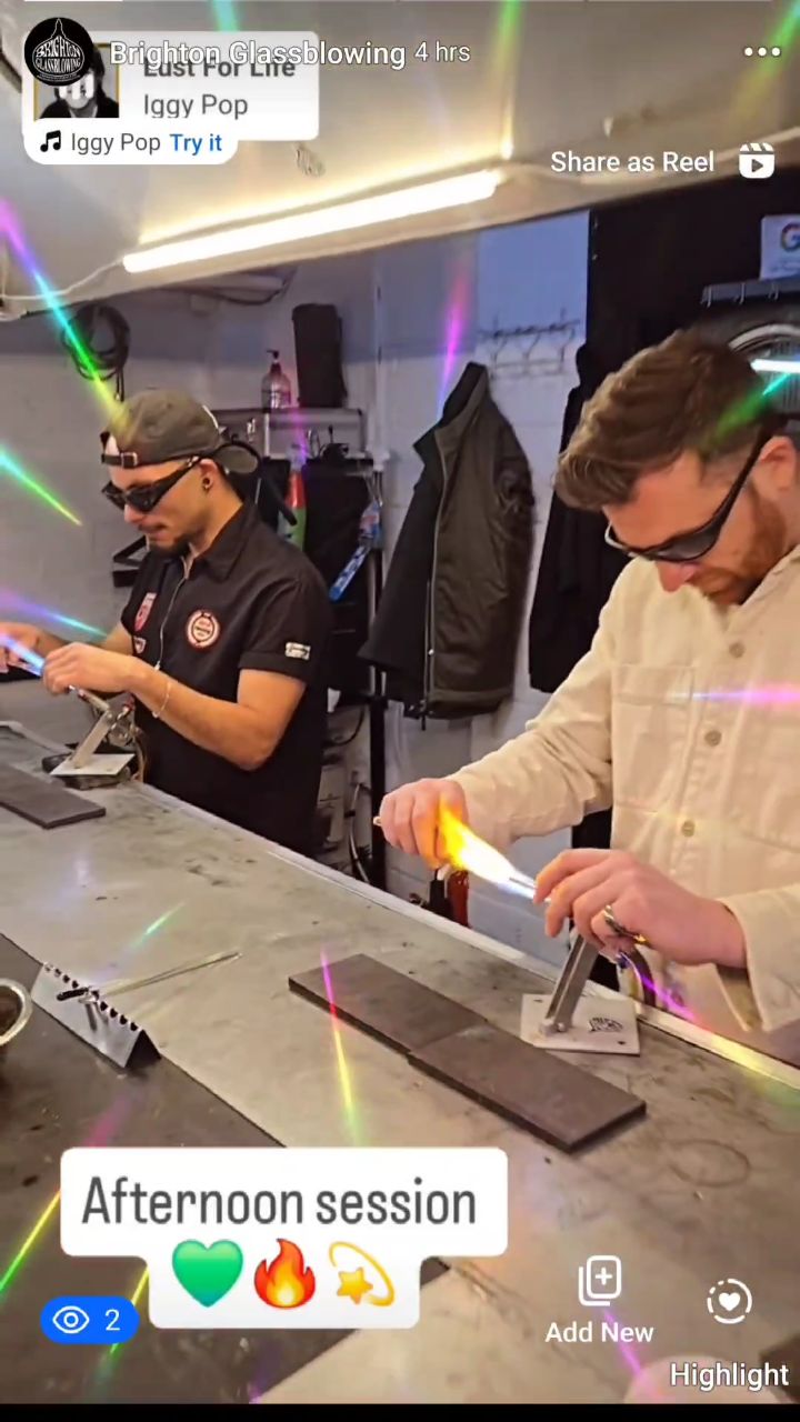 Recent afternoon session @brightonglassblowing. We had a blast, and these two lovely locals kye and phil did awesome as you can see by the pendants they made themselves in the session and took them home at the end.
I look forward to seeing you again guysš
#brightonglass #thingstodoinbrighton #glassblowinglessons #brightonglassblowing #glassblowing #experiences #flamewotking #lampworking #brighton #bucketlist #
