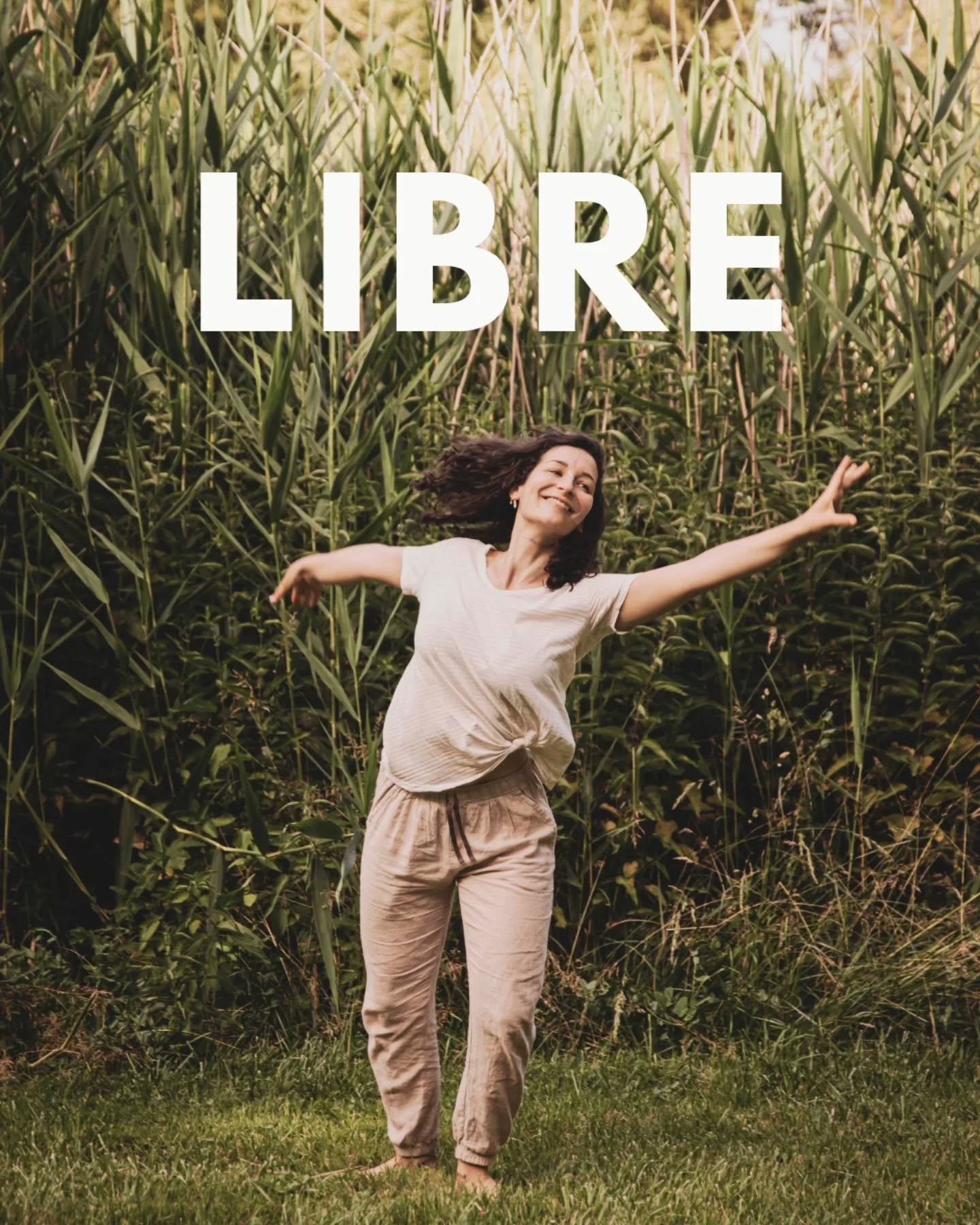 De la performance à la renaissance
Mon corps a longtemps été un champ de bataille. En natation synchronisée, il devait être fort, précis, maîtrisé. Chaque mouvement était un défi, une quête de perfection. Mais derrière l’exploit se cachait l’oubli de soi. Je poussais, j’exigeais… sans jamais écouter.
Puis un jour, mon corps a dit stop. La fatigue, les tensions, le vide, des TCA, 6 ans d'aménorrhée, des poussées inflammatoires. Il a fallu tout réapprendre : bouger autrement, ressentir différemment, transformer l’exigence en bienveillance. Grâce au yoga et à la psychomotricité, j’ai découvert une autre façon d’exister, de bouger, de transmettre.
Aujourd’hui, chaque mouvement est une renaissance. Une curiosité qui nourrit la creativité. Non plus pour performer, mais pour être libre. LIBRE.
Ces années de compétition ont été pour moi un espace précieux avec tant de joie partagées. Si c'était à refaire je le referais 100x pour l'expérience, les rires, les rencontres, les amitiés, les coups durs, le dépassement de soi.
Mais aujourd’hui, je vous parle bien du corps, souvent malmené dans le haut niveau. Ce post est là pour rappeler que le chemin de la résilience est long, mais possible. Qu’il existe d’autres façons de bouger, d’habiter son corps avec douceur et respect.
Tout le cœur de mon enseignement est juste là : une pratique qui libère, qui répare, qui réconcilie. Parce que le mouvement ne devrait jamais être une prison, mais une porte vers soi.
📸 @estellechouquaisphotographie
#Résilience #SeRéinventer #YogaTherapie #ÉcouteDuCorps #CorpsEtEsprit #MouvementLibre #Transformation #GuérisonParLeYoga #Psychomotricité #Bienveillance #natationsynchronisée #tca #tcarecovery