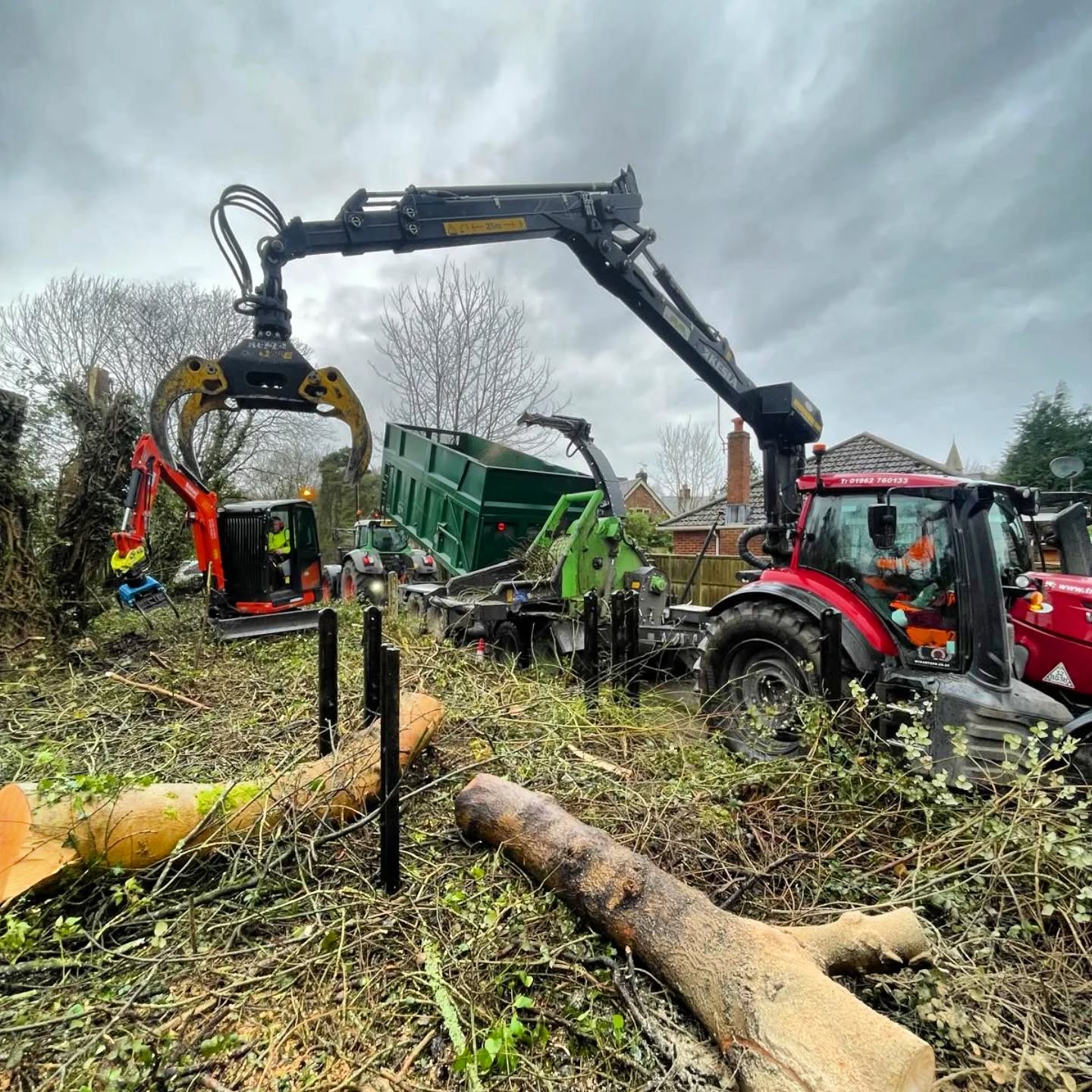 Top day out hiding from the rain with @m1waymason assisting @romseytreesurgeons chasing @rotoarb_and_lifting 's work earlier in the week 🍟🌳
@creed3894 hauling chips 🍟
@crawfordsmachinery
@fuelwoodwarwick
@valtraukie
#heizohack #treeremoval #treecontracting #tractor #treesurgeon #siteclearance #valtra #kesla #treework #arb #arbdigger #arborist