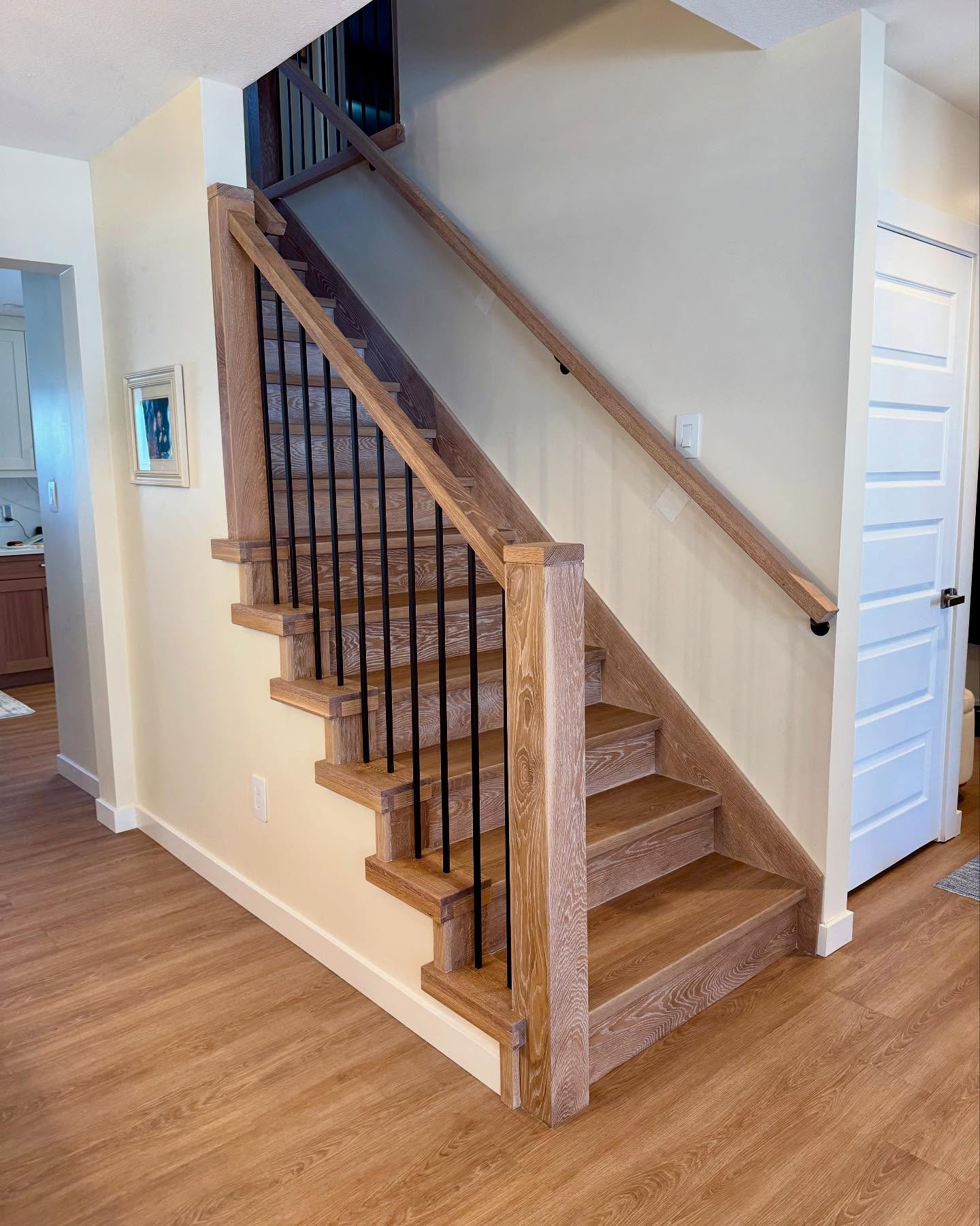 😍 We love working with White Oak! 4.5” Hollow posts, solid oak risers, new flooring, solid white oak skirt boards, white wash stain… the whole package! This stairwell needed the makeover, and the white oak definitely delivered.
#interiorrailing #stairrenovation #whiteoakrailing #gwrailings #homerenovation #interiordesign #regina #newflooring