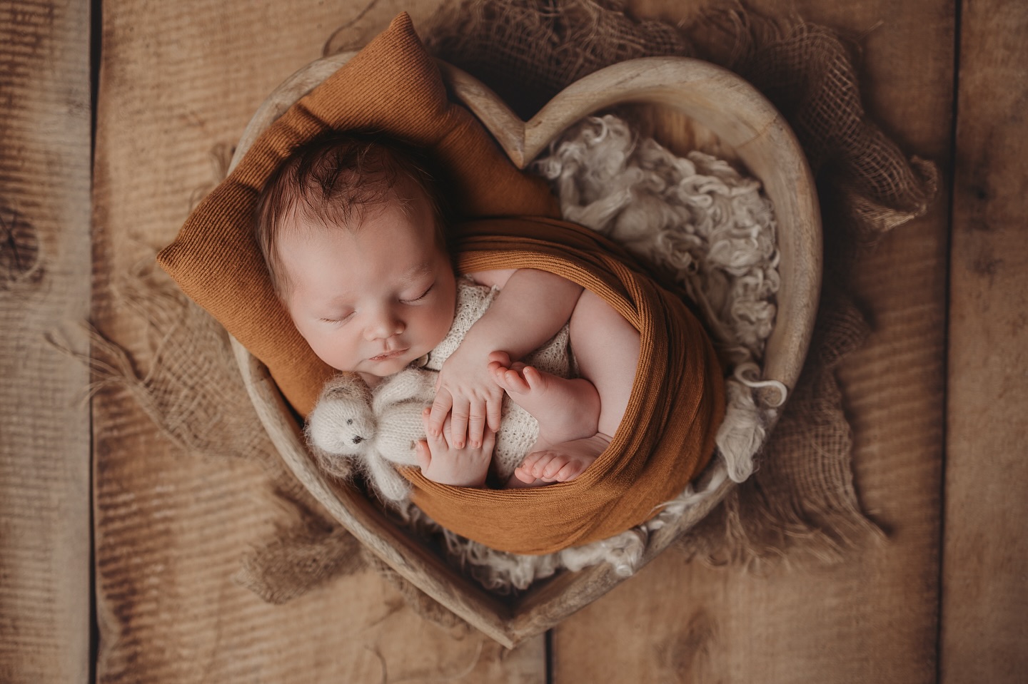 Lange war es still hier auf dem Kanal 😔
Nehmt es mir bitte nicht übel, dass ich mich bei ganz vielen nicht auf ihre Anfragen gemeldet habe, aber das hatte wirklich seine Gründe gehabt und ich musste Dinge verarbeiten (bin auch immer noch dabei aber es wird besser) die ich niemanden wünsche 🙏
Mein Studio hatte ich leider zum Ende des Jahres gekündigt 🥹 aber baue mir nun was neues auf um euch bald wieder (in begrenzter Anzahl) bei mir begrüßen zu können.
Ich habe schon Sachen im Kopf wie ich es gestalten möchte und bald geht es an die Umsetzung 🍀
damit ich voraussichtlich im April wieder starten kann.
Ich danke euch auch für die weiterhin vielen Anfragen und finde es wunderbar das so viele von „meinen Babys“ ein Geschwisterchen bekommen 🤍
Ich beantworte die Emails in den kommenden Tage.
Ich wünsche euch ein schönes Wochenende bei den frühlingshaften Temperaturen ☀️