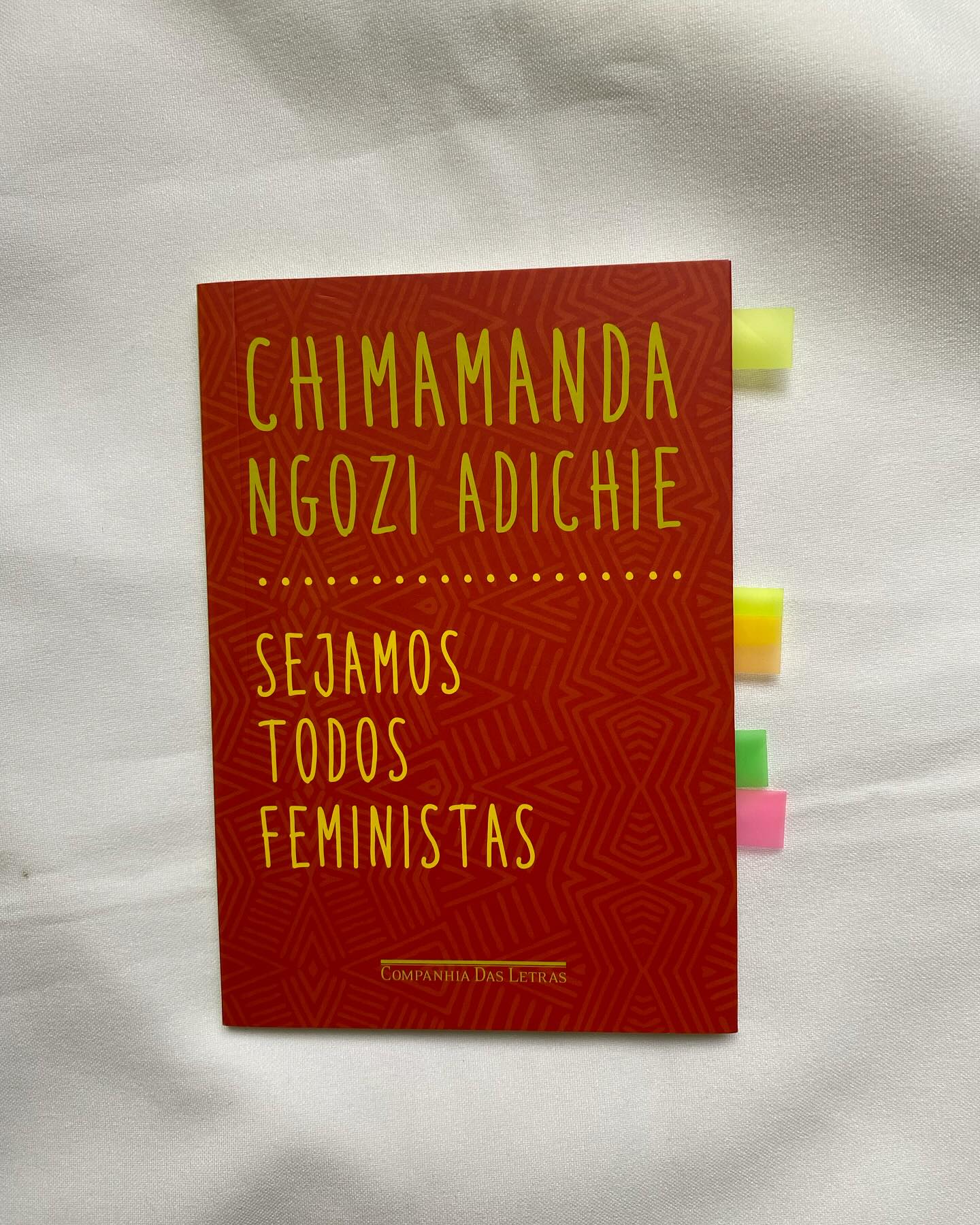 “Decidi falar sobre o feminismo porque é uma questão que me toca especialmente”, assim começa Chimamanda Ngozi Adichie
Qual seria a maneira perfeita de se viver em sociedade? É uma pergunta que todos fazemos desde que começamos a nos questionar sobre tudo. Chimamanda Ngozi Adichie não mostra a resposta nesse livro, mas em Sejamos Todos Feminista, traça um caminho para termos um mundo mais feminista e igualitário.
O livro é baseado em sua apresentação no TEDxEuston em 2012. Que possui um vídeo no YouTube com mais de 6 milhões de visualizações. E que também foi musicado pela (Maravilhosa e maior de todas) Beyoncé, e transformado em uma introdução para a música Flawless, do álbum autointitulado com o seu nome Beyoncé, de 2013.
Em sua palestra, que agora virou um livro, Chimamanda nos apresenta o feminismo que gostaríamos de ver, ou pelo menos o que seria melhor para todos em nossa sociedade, mostrando que o feminismo pode libertar tanto mulheres quanto homens de uma sociedade que ainda mantêm estereótipos machistas e opressores.
Sendo uma mulher negra e morando na África, Adichie demonstrar os preconceitos no qual já passou em sua vida, e também relato de amigas de outros continentes, mostrando que o preconceito é feito em qualquer lugar do planeta, de formas diferentes, mas com o mesmo objetivo, o de Humilhar e diminuir a integridade da mulher.
Leia a resenha completa através do link na bio.
#feminismo #sejamostodosfeministas #livros #resenhadelivro #resenha #editoracompanhiadasletras #resenhaliteraria #chimamandangoziadichie #palestra #book #bookstagram #booklover #write #bookcommunity