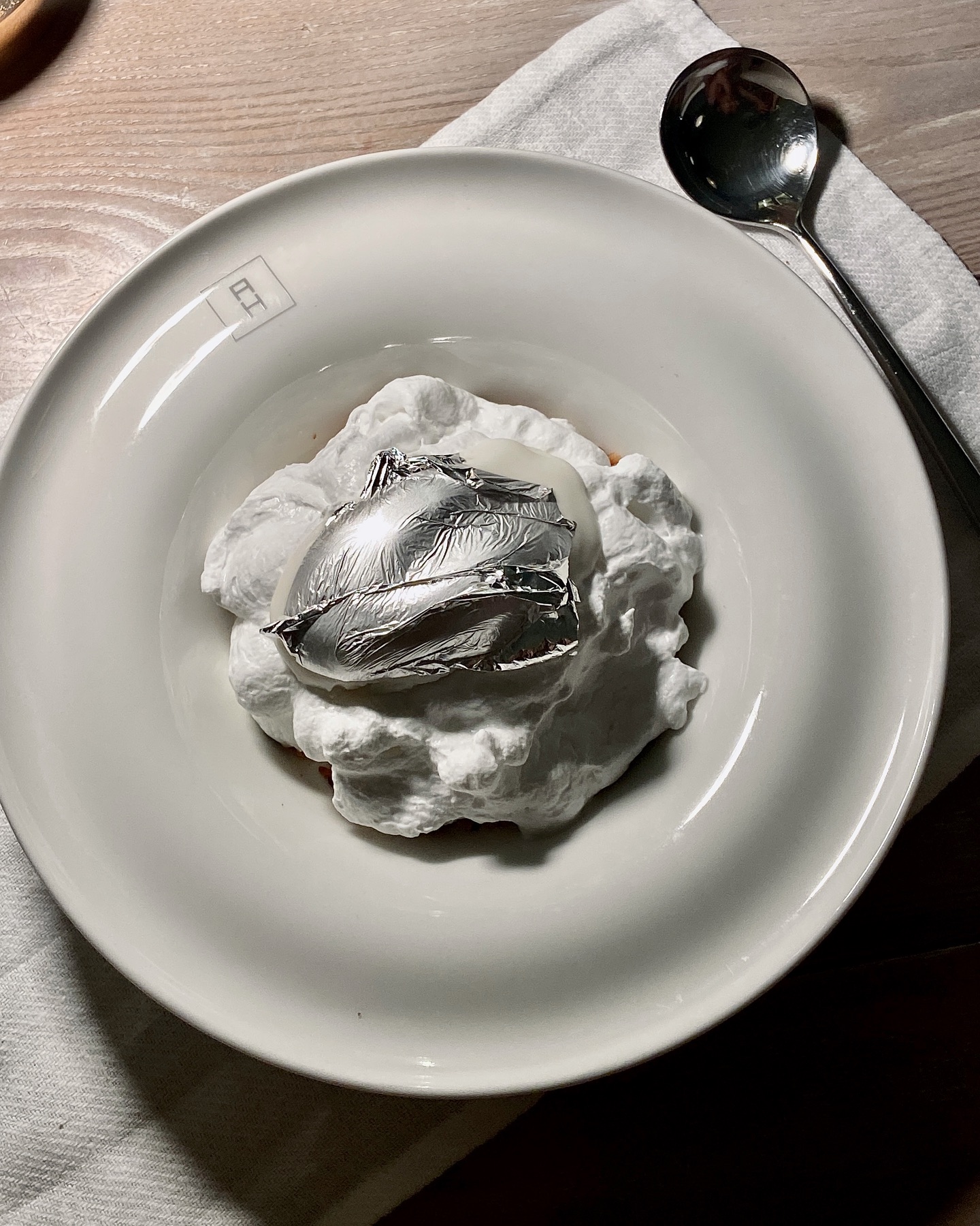 Kokosrieksts un laims. Jūsu iemīļotākais deserts Annu pastāvēšanas vēsturē un tieši tāpēc jau 8 gadus nemainīgi tas atrodas mūsu restorāna ēdienkartē.
Tā ir īpaša kombinācija starp baltās šokolādes saldumu, laima skābumu, vieglo kokosriekstu un viegli sāļo kazas sieru. Tas satāv no 4 daļām, kuras visas ir jāēd kopā, lai izprastu pilnīgo kontrastu un unikālo garšu kombināciju.
Par deserta vizuālo noformējumu esam izvēlējušos 22 karātu sudrabu, lai tas, kā elegants akcents paspilgtinātu deserta īpašo garšu kombināciju un baltos toņus.
Ar šo desertu piedalīsimies @wineanddessert_contest vīna un deserta saderības konkursā, kas šogad pirmo reizi notiks arī Latvijā. Konkurss norisināsies jau 24.februāri, ar iespēju apmeklēt to klātienē (biļetes meklē konkursa lapā).
Konkursā uzstāsies mūsu restorāna KANNAS šefpavārs @lyosha_pugovitsa