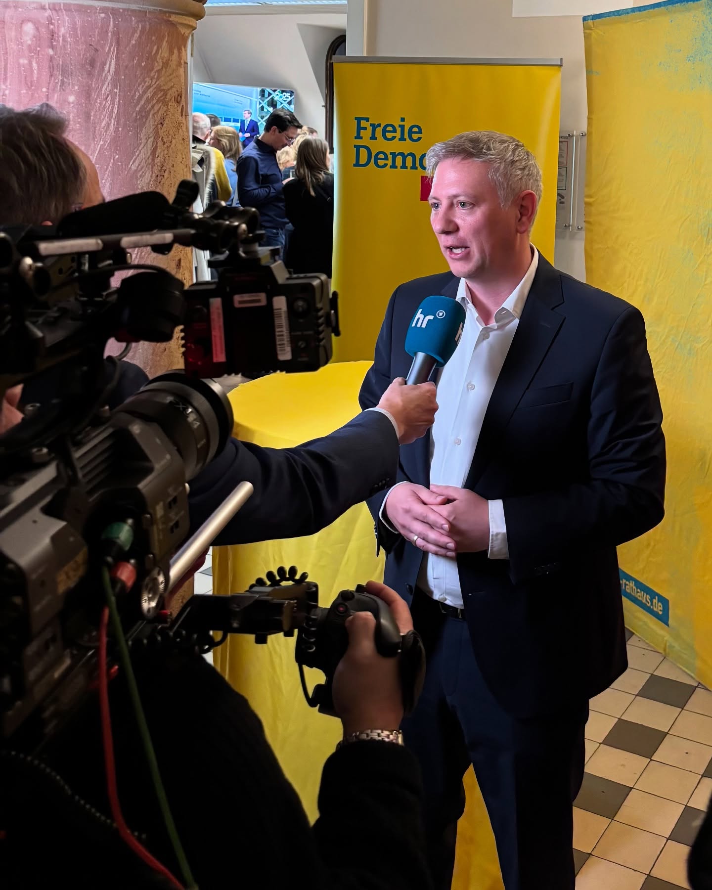 Die Freien Demokraten werden dem nächsten Deutschen Bundestag nicht angehören. Auch für mich ist das eine bittere Gewissheit.
Mein Dank gilt den vielen fleißigen Wahlkämpfern der @fdp_hessen, die vor allem in den letzten Wochen alles dafür getan haben, dass die liberale Stimme von den Menschen gehört wird. Sie sind der Schlüssel dafür, dass sie auch nach heute nicht verhallen wird.
Mit @christianlindner und @bettina.starkwatzinger verabschieden sich zwei prägende Gesichter und Menschen aus der ersten Reihe der Partei. Wer auch immer ihnen nachfolgen mag, wird sich auch charakterlich an ihnen messen lassen müssen. Ich bedanke mich von ganzem Herzen und hoffe, dass sie uns weiterhin mit gutem Rat zur Seite stehen werden.
Wir werden uns als Partei nun neu sortieren müssen. Dazu gehört auch eine schonungslos kritische Aufarbeitung der Regierungsbeteiligung.
Es braucht auch in Zukunft eine Partei, die den einzelnen Menschen in den Mittelpunkt stellt, ihm Freiheit zur Entfaltung gibt, auf ihn und seine Schaffenskraft vertraut und ihm Chancen ermöglicht. Davon profitiert die ganze Gesellschaft. Das ist die unverwechselbare DNA der FDP.