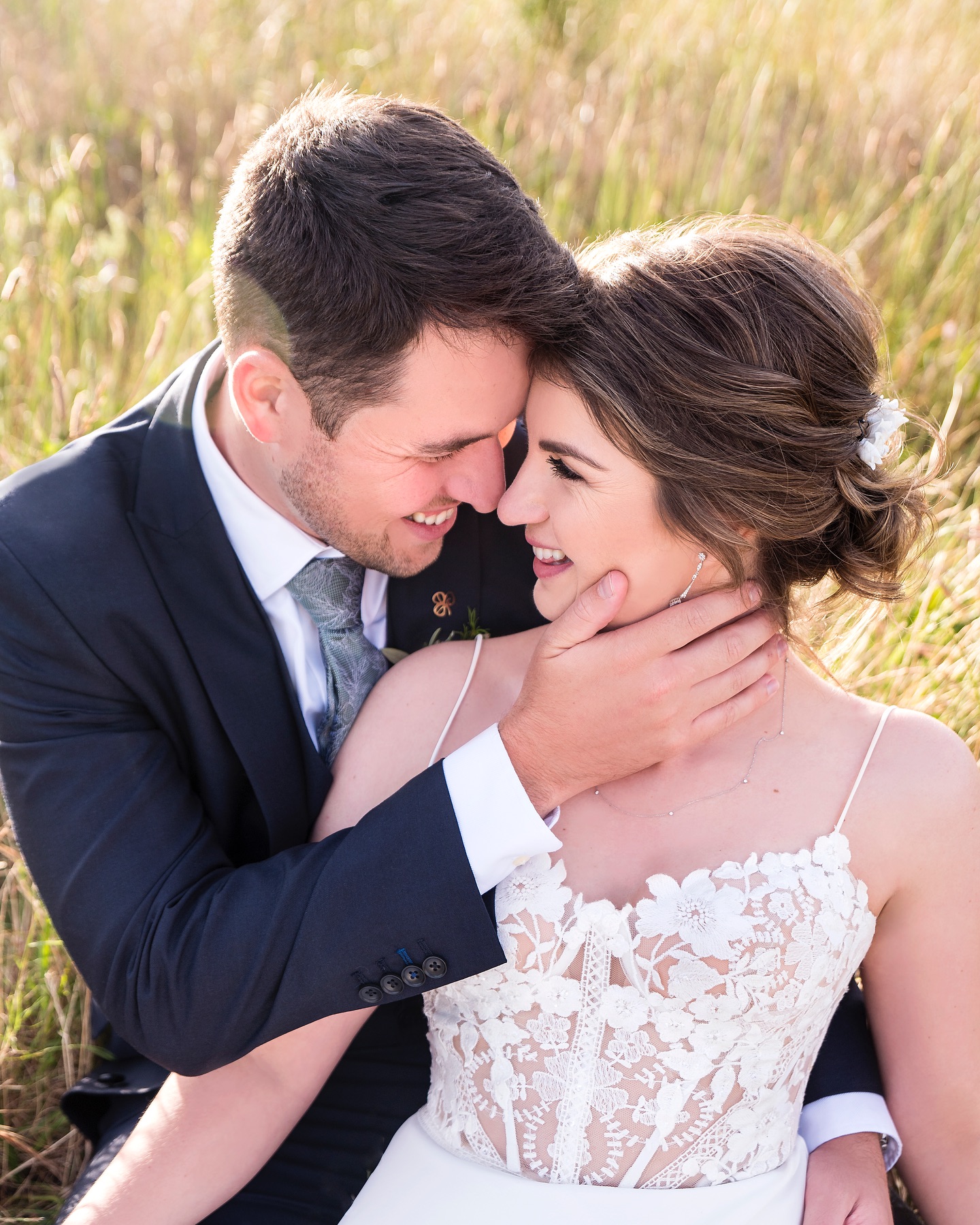 Golden hour + a love story = pure magic ✨💍 Who else is obsessed with dreamy wedding portraits?