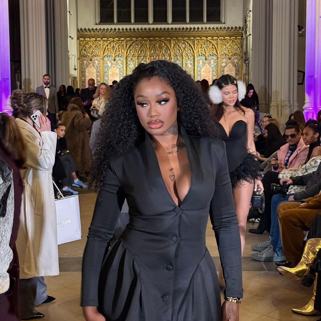 A GROWN WOMANS CROWN 🖤. In HER era as always @kingkarine 🐐
Hairspec: 3”20 inch excl. curls pixie and a HD Frontal.
#lfw #londonhairstylist #luxurylifestyle #luxuryhair #curlyhair #fashion #indiancurlyhair #pixie #amsterdam #pfw #curls