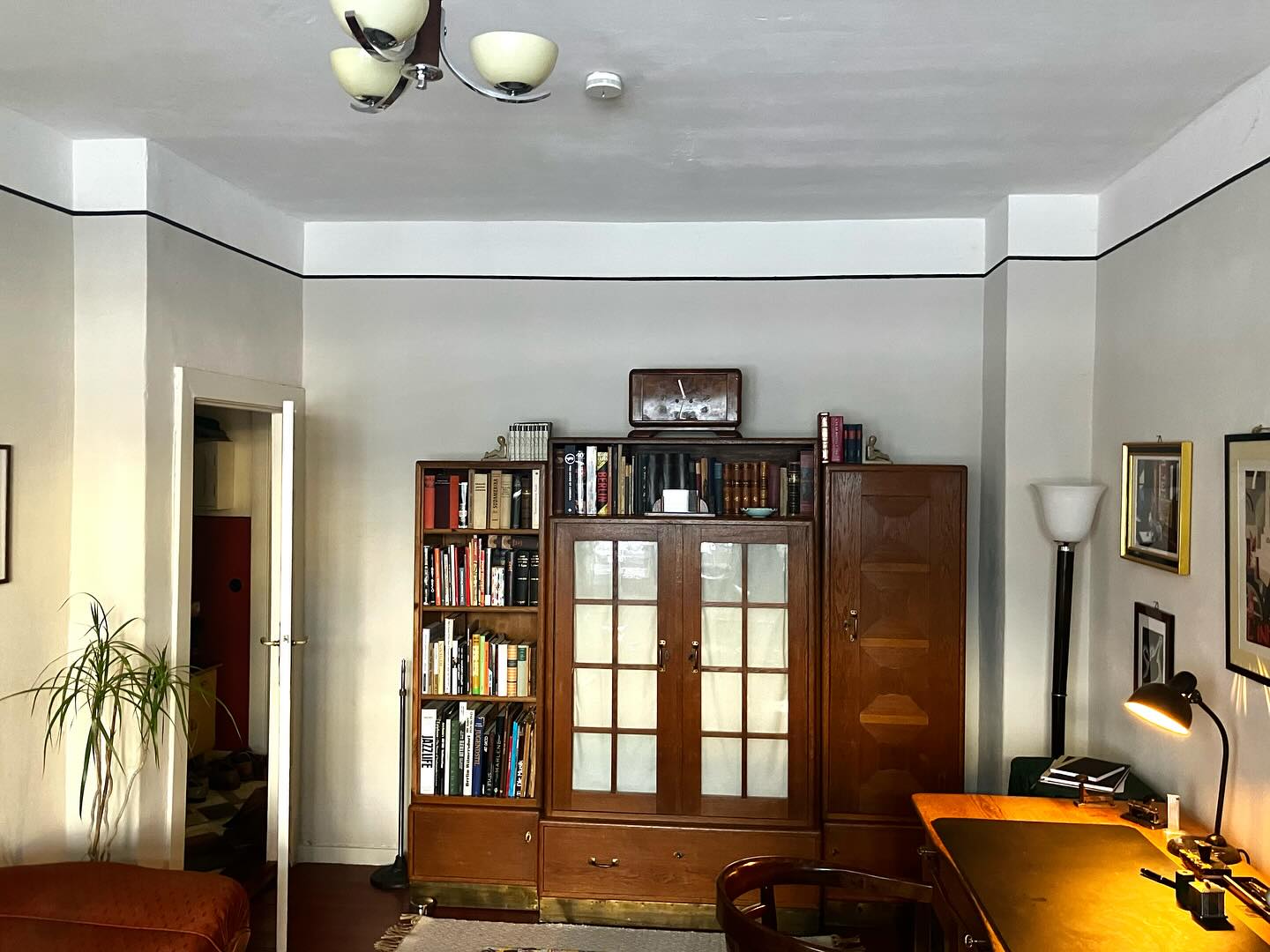 The living room of my flat: the progress of renovations (2021- now) part 2
Modernist apartment complex built by Bruno Taut and Franz Hoffmann (1927-1930)
In the oldest photo you can see, among other things, my daughter’s arms 😉
#1920s #1930s #vintageberlin #flat #retro #vintageflat #artdeco #bauhaus #neuesbauen #modernism #brunotaut #oldtimes #olddays #weimarberlin #maltetoenissen #streamline #furniture #design #curtains #vintage #vintagedesign #weimarrepublic #expressionismus #moderne #historicflat
