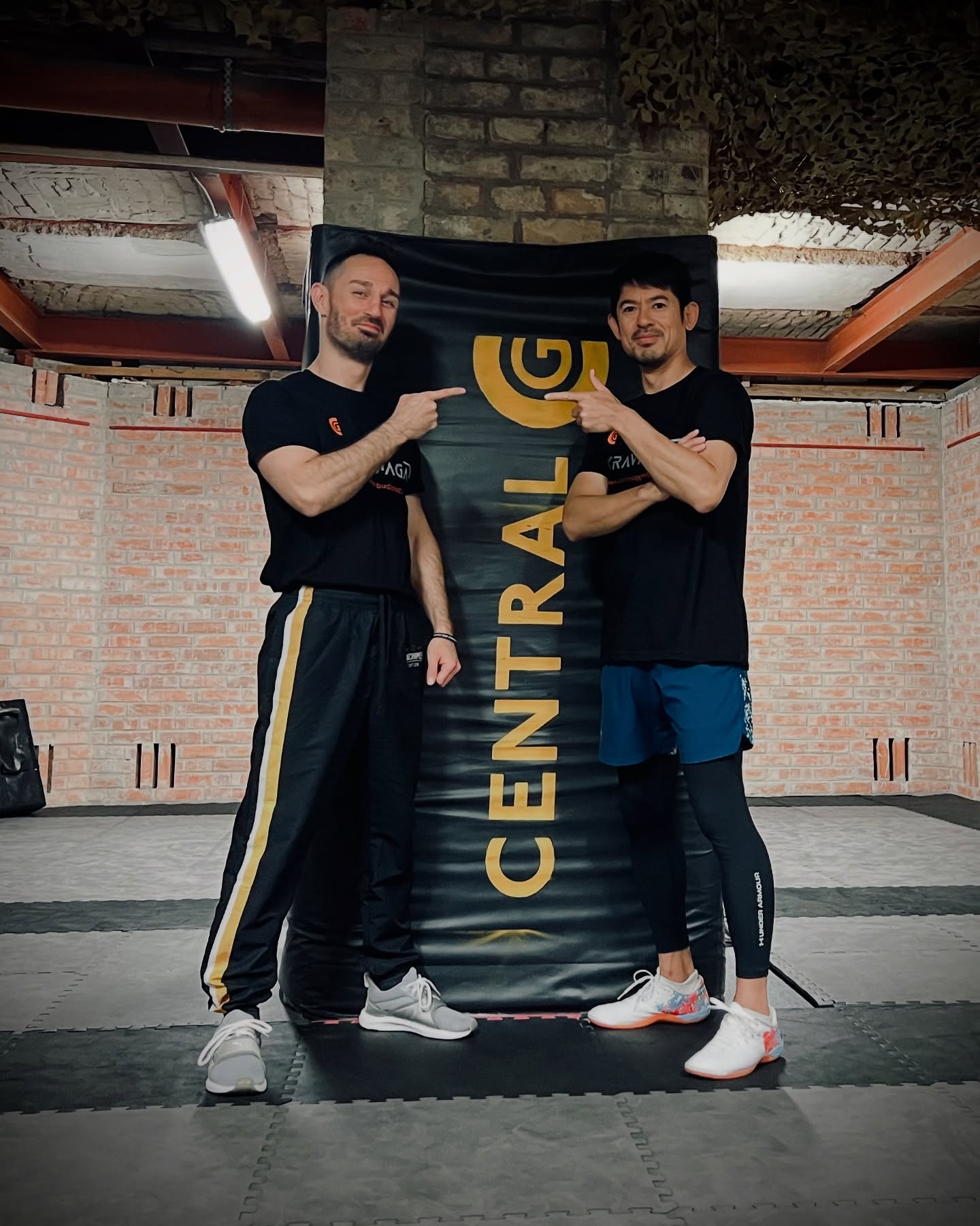 2月27日(木)〜3月2日(日)に「コラボレーションセミナー with トーマス・ヴァルガ」を開催します。
クラヴマガのブラックベルト保持かつ20年以上のキャリアを持つトーマスとのコラボレーションセミナーでは、クラヴマガの基礎から応用テクニックまでを散りばめ、本来であれば海外でしか経験できないトレーニングを、4日間に凝縮し開催します。
定員は12名制の少人数グループとし、一人一人が個別指導、交流を多くできるよう設定いたしました。
少人数グループでのセミナーで濃厚なトレーニングを是非お楽しみください。
みなさまの参加お待ちしております。
【トーマス・ヴァルガ】
ハンガリー出身、「セントラルジム」オーナー。クラヴマガはブラックベルトを保持し、その他ムエタイにも精通している。格闘技経験は20年以上。
【日程】
2025年2月27日(木)19:00〜21:00
①エキスパートテクニックⅠ
2025年2月28日(金)12:00〜14:00
②グラウンドファイト&ウエポン
2025年3月1日(土)
10:00〜12:00
③コアスキル&ウエポン
12:30〜14:30
④エキスパートテクニックⅡ
2025年3月2日(日)
10:00〜12:00
⑤ストライキング&スパーリング
12:30〜14:30
⑥ウエポン
【参加費】
1回チケット6,600円(税込)
2回チケット 11,000円(税込)
※1回あたり5,500円
プレミアチケット(出放題)26,400円
※1回あたり4,400円
【定員】
各セミナー12名(先着順)
【申込方法】
・会員
WixアプリまたWebサイトから予約(通常クラスと同様)
支払いは予約に応じて登録クレジットにて自動決済
・会員でない方、休会中の方
Webサイトから支払いをもって予約受付
【キャンセル規定】
3日前まで 無料
2日前以降 100%