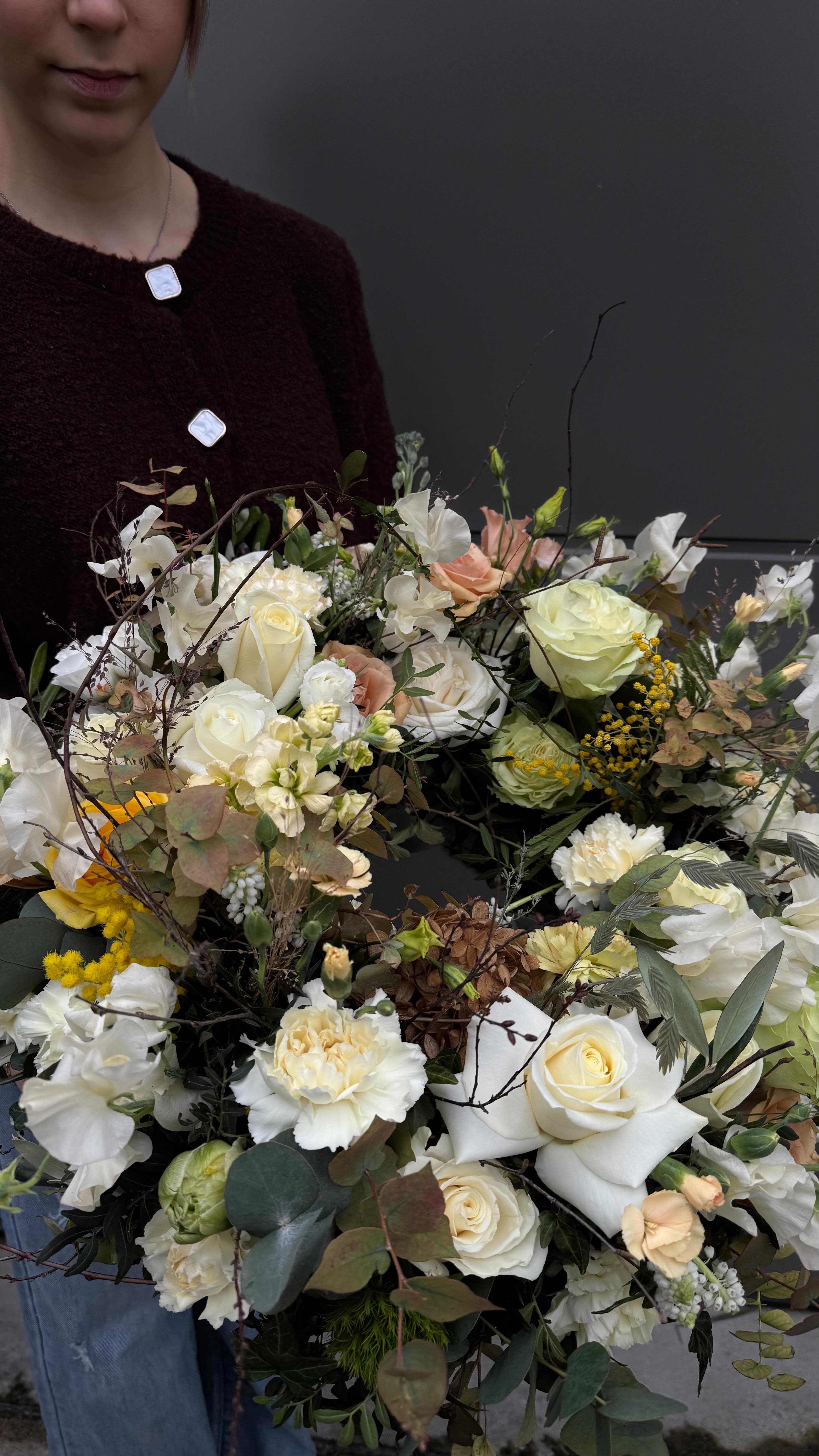 Wir freuen uns schon soooooo sehr auf die Saison 🤍🤍🤍🤍
Und darauf unsere Handwerkliche Kunst für Eure Events auf den Punkt zu bringen 🤍
Wie oft wird unser Beruf leider komplett unterschätzt?
Die meisten denken immer sehr romanisch über uns als Floristen-doch es ist definitiv so, dass da VIEL mehr dahinter steckt als „NUR“ Blumen zu binden 🤍
ODER was meint Ihr, liebe Kollegen und Freunde?
Blumige Grüße
Patricia mit Team
#florist #flowers #blumen #harterjobaberichliebees #blumen #blumenliebe #lovemyjob