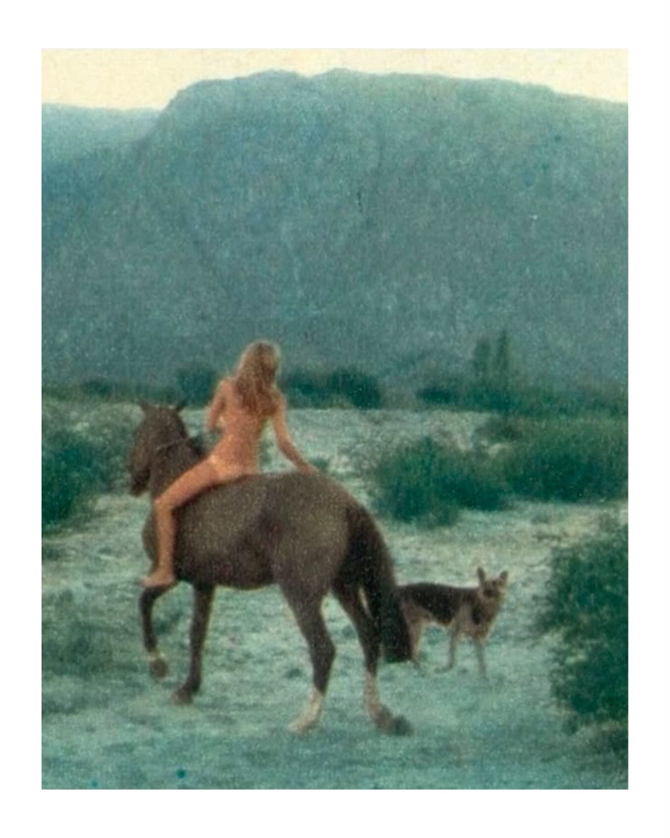 Jeg har ikke noget at dele…
Så det vil jeg skrive om; at jeg ikke har noget på hjertet - ihverfald ikke lige nu..
Fordi for nogen af os, er det vigtigt at kende til sine cyklusser. At skabe, når energien er der og være stille, når den ikke er…
Min maskuline side, den der har sat en ramme op: post et opslag hver weekend på Instagram. “Han” er ikke glad ved tanken om ingenting. Så måske jeg indgår et lille kompromis med dette indlæg, selvom der skam også er visdom at hente - især for dem har 12 GenNøgle som prægning i deres Hologenetiske blueprint.
For temaet omkring 12 GenNøgle handler bl.a om at have en kreativ stemme, der kun flyder, når man er i humør og/eller føler inspiration til at dele. Det er derfor vigtigt at ære det humør man er i, og altså ikke forcere noget som helst.
Så for mig, så har jeg med dette kendskab til 12 GN endeligt lært ikke at prøve at gennemtvinge kreative processer. Dette har afstedkommet, at jeg nogle dage skriver og arbejder i timevis - det flyder bare, og andre dage - som i dag - har jeg i stedet nydt det dejligste selskab og indsnuset de herlige forårsfornemmelser…
Så på gensyn når noget i mig spirer🌱 …og håber også, at du ærer dine rytmer og cyklusser.
_______________________________________
#12GenNøgle
#hologenetisklæsning
#sjælslæsning
#gennøglerne
#genekeys
#Blueprint
#hologenetiskprofil
#holistisklivsstil
#selvforvaltning
#naturlovene
#personligtlederskab
#spiritualitet
#selvbevidsthed
#alignment
#frekvensarbejde
#vibration
#bevidsthedsarbejde
#selvudvikling
#kærlighed
#kenddigselv
#truesidereal
#truesiderealgenekeys
#truesiderealgennøglerne