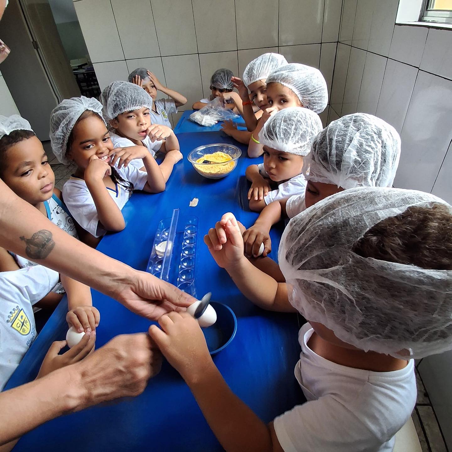 Dia de culinária aqui no Rodhum!
A turminha da educação infantil se divertiu na cozinha preparando um delicioso pão de milho com queijo.
A nutricionista @nutrigualda esteve presente para ensinar a receita e dar dicas sobre alimentação para o dia dia da criançada..
#vemprorodhum