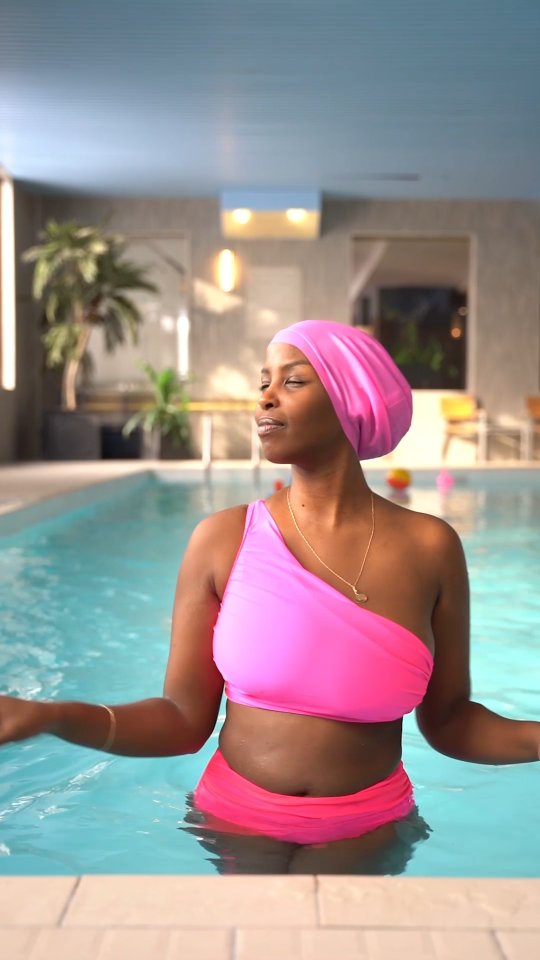✨ NEW COLORS JUST DROPPED! ✨
Swimming should feel fun, effortless, and carefree—and now, your swim cap can match that energy! 💦🌈
We know the struggle: tight caps that don’t fit over braids, locs, or thick curls, leaving your hair vulnerable to chlorine damage and breakage. Not anymore!
Say hello to our latest large swim caps in Gold, Pink, and Burnt Orange—because who said protective styles can’t make a splash? ✨💖🧡
💦 Roomy & comfortable—no squeezing or pulling
💦 Shields your hair from chlorine & breakage
💦 Now available on Etsy & our website!
Click the link in bio to shop before your fave sells out! 🚀
Which color are you claiming? Drop a 🌸 for Pink, ✨ for Gold, or 🧡 for Burnt Orange in the comments! ⬇️
#swimcaps #FitnessJourney #hairlocsjourney #womenwithlocs #HealthyHairJourney #kazehair #protectivestyles
📸@anthonywithacamera
🎥@anthonywithacamera
