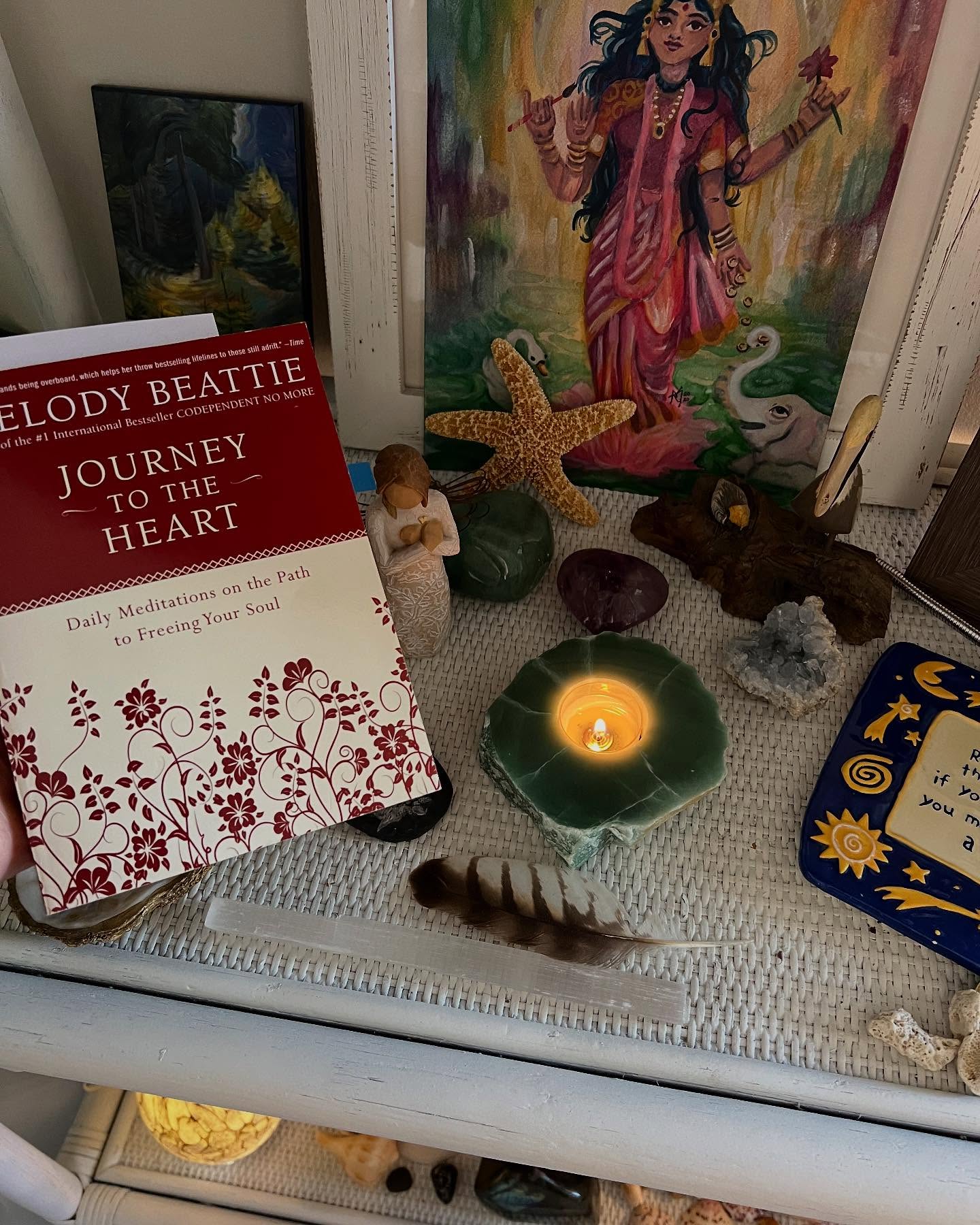 Do you have a daily meditation practice or do you find it difficult to stick to it? I was always hit or miss…if I had time in the morning to sit I would do it otherwise I told myself I was just too busy and maybe later 😬 What has been a game changer is having a “cue” so it becomes natural and part of my morning routine. As soon as I get up, after I’ve done my self Reiki practice in bed, I light a candle - my green aventurine candle holder from @thesaltyblossom 💚and read the daily passage from this book which always has a beautiful message 🙏❤️ Then I set my timer for 5 minutes and sit and breathe. If I have more time I’ll set it for longer, sometimes 20 mins, or more. But 5 minutes is the minimum amount I can commit to, even if I have a lot on my schedule that day 🗓️
This practice is a PRACTICE. It’s not perfect and some mornings I don’t feel like it. But I keep showing up and over time it’s becoming like anything else I do automatically, like drinking coffee and brushing my teeth. I always feel better, more grounded, more peaceful 🕊️ Every now and then I get a glimpse of that divine source and connection with something beyond the physical realm 💫 💕 What has helped you stick to a practice?